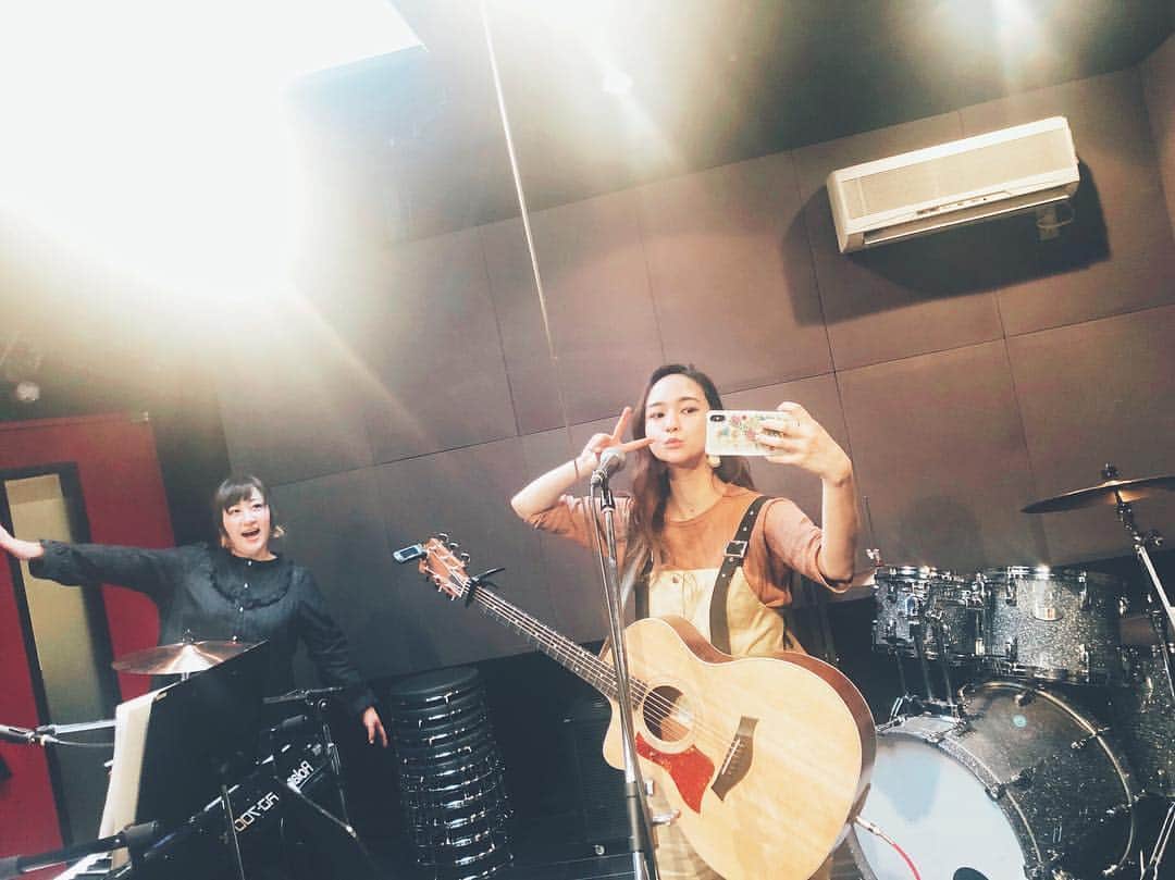 レオラさんのインスタグラム写真 - (レオラInstagram)「明日は渋谷clubasiaで『Sweet Chillin』です😘💗2度目の #スイチリ 楽しみです😘 . 昨日あいぼんとリハしてました！❣️ . 当日でも間に合うので！ ぜひ遊びにきてください！！ . #Leola_LaLa #Leola #sweetchillin  #singer #guitar #taylorguitar」4月19日 21時37分 - leola_official