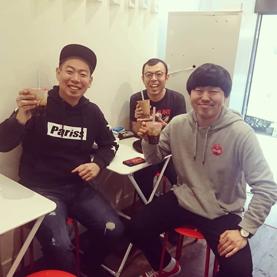 松本康太さんのインスタグラム写真 - (松本康太Instagram)「『オタマジャクシ牛乳』新宿御苑前にある「QQタピオカ」と言う台湾スイーツのお店(^-^)♪ルミネ劇場出番の合間に、ジョイマン高木くんとジェラードンかみちぃちゃんと飲みに来ました♪タピオカがトロトロで美味しいのです！  #タピオカ #タピオカミルクティー #オタマジャクシ牛乳 #qqタピオカ #レギュラー松本 #あるある探検隊 #ジョイマン高木 くん#ジェラードン #かみちぃ ちゃん #パーカー」4月19日 16時18分 - aruarutankentai.matsumoto