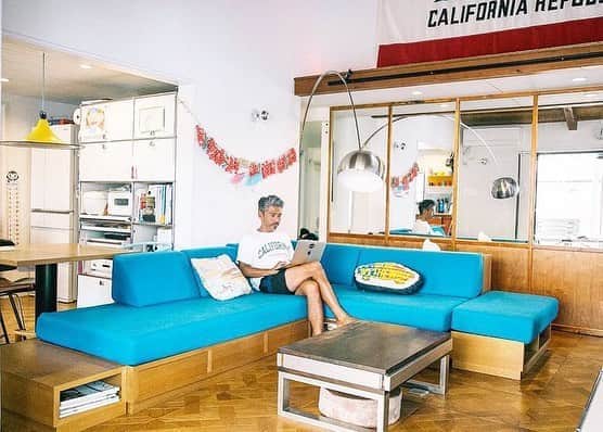のインスタグラム：「.﻿ カリフォルニア工務店でクリエイティブディレクターをつとめる岩切剣一郎さんの自宅をご紹介！﻿ ﻿﻿ サーフィンから1日をスタートするという岩切さんのご自宅は、なんと海まで歩いて3分！﻿﻿ アトリエ兼住居だった物件をリノベーションし、「好き」を集めた理想の空間に。﻿﻿ ﻿﻿ 心地よい住まいを手に入れるコツやライフスタイルに対する想いなど、10代から住まいに携わってきた岩切さんならではのお話が盛りだくさん🎶﻿﻿ ﻿﻿ 続きは @resumu_renovation プロフィールよりご覧ください✨﻿﻿ ﻿﻿ ﻿﻿ #RE住む #RE住むリノベーション #RE住むマガジン #暮らし #マイホーム #中古 #西海岸 #西海岸テイスト #西海岸インテリア #カリフォルニア #カリフォルニア工務店 #ビーチハウス #海が好き #サーフィンのある生活 #サーフィン好きな人と繋がりたい #カバードポーチ #平屋 #サーフィン #サーファー #surfing #茅ヶ崎 #湘南 #車が好き #porshe911 #ガレージのある家 #ロフトのある家 #サーファーズハウス #ヴィンテージハウス #アメリカンスタイル」