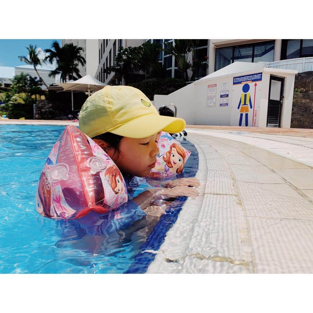 EMIさんのインスタグラム写真 - (EMIInstagram)「☆ プールで寝たふり😂 #GUAM #オンワードビーチリゾート @onwardbeachresort_official」4月19日 16時13分 - emi_idea