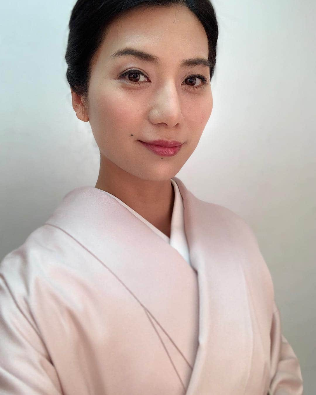 井上貴美さんのインスタグラム写真 - (井上貴美Instagram)「. 本日は着物のお仕事。 嬉しいなぁ〜♡ 着るたびに魅了される、着物の美しさ。 . . 明日は名古屋に行きまーす！ 学生時代の友人たちにも会えそうなのでそちらも楽しみ𓇼 . #着物 #kimono #和装」4月19日 16時14分 - takami__213