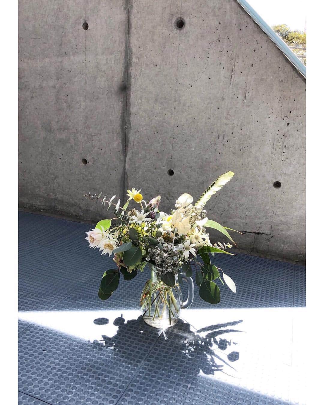 松本恵奈さんのインスタグラム写真 - (松本恵奈Instagram)「お花のプレゼント頂きました。幸せな気持ちになりますね♡受け付けに飾ったよ。いつもありがとうございます！ #irotoiro」4月19日 16時15分 - ena1123