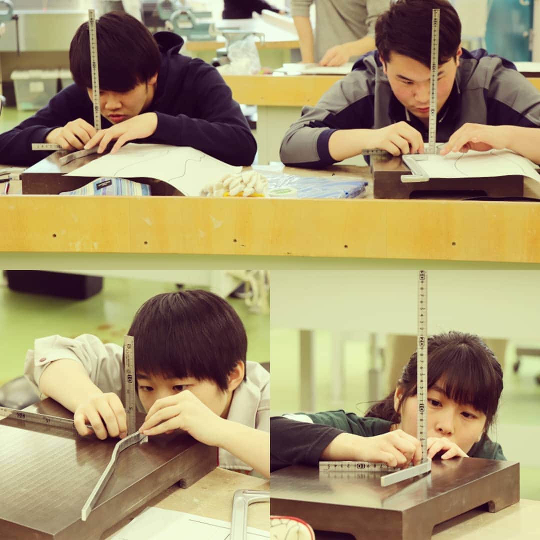はいてくPOのインスタグラム：「北海道ハイテク☆義肢装具士学科１年生☆ いよいよ実習が始まりました‼️✨ 初めて🔰の実習は金属加工の基礎練習です。みんな、スゴく集中して取り組んでいました～❕ #北海道ハイテク #義肢装具 #一年生 #初めての #金属 #集中 #心の乱れは金属のねじれ」