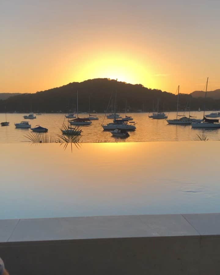 ジェニファー・ホーキンスのインスタグラム：「Epic sunset tonight! Why does my boof head staffy get in every pic!? 😂Happy Easter long weekend guys xx 🐰」