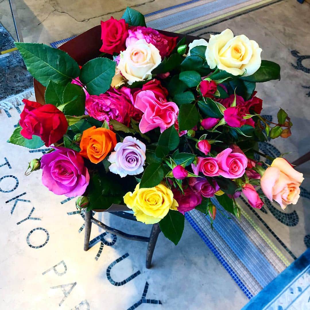 丸山敬太さんのインスタグラム写真 - (丸山敬太Instagram)「お誕生日は沢山お花いただくだろうから、うんと遅らせてみましたって素敵な気遣いありがとう😊綺麗な薔薇🌹 @monstyle.aki ありがとう😊  遊びに行くね。」4月19日 16時37分 - keitamaruyama