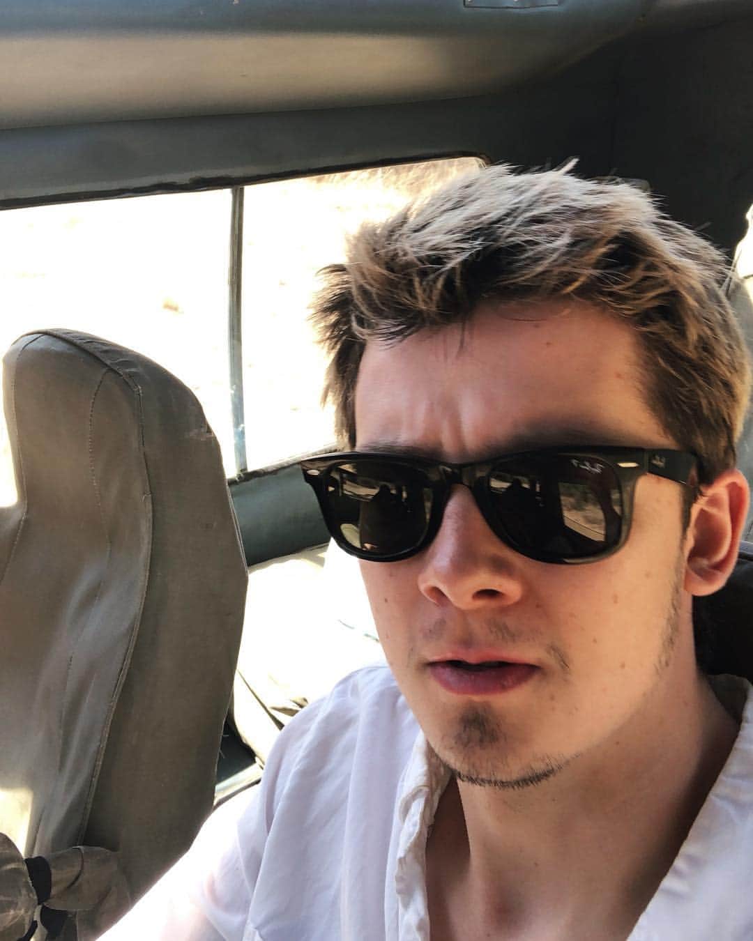 エイサ・バターフィールドのインスタグラム：「IM BACK, from Kenya. 🇰🇪」