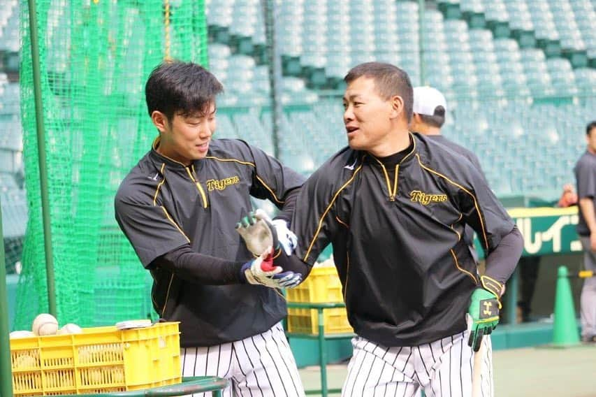 阪神タイガースさんのインスタグラム写真 - (阪神タイガースInstagram)「今日の練習中、糸原選手を撮影していたら、後ろから視線が…。その後も糸原選手のボール拾いを手伝ったりとインスタにネタを提供してくれる優しい福留選手でした😄 #福留孝介 選手 #糸原健斗 選手 #新旧キャプテン  #先輩が後輩を手伝ってるの絵 #制止する糸原選手  #いつもオチに使われるといわれたので #全面的に使わせていただきました #いつもありがとうございます ^ ^」4月19日 16時48分 - hanshintigers_official