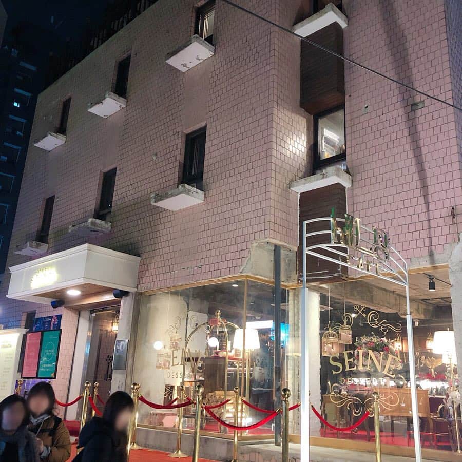 ハルハルさんのインスタグラム写真 - (ハルハルInstagram)「#韓国カフェ HOTEL SEINE CAFEがおしゃれすぎる🎬💕﻿ ﻿ ﻿ あんにょん。のぼりんです🙋🏻‍♀️﻿ ﻿ 今回は韓国の#益善洞 (イクソンドン)にあるおしゃれカフェをご紹介します。﻿ ﻿ HOTEL SEINE CAFE ( @cafe_seinejang )﻿ 映画『THE GRAND BUDAPEST HOTEL』をコンセプトにしたカフェ﻿ ﻿ とっても可愛いピンクの外観♡﻿ 5階建てのビルまるごとこのカフェなんです☺︎﻿ ﻿ グランドブダペストホテルっぽい内装でとっても可愛い♡﻿ 個人的に大好きな映画なのですっごく興奮しました！笑﻿ ﻿ 先に自分で席を取りに行くのですが、混雑していて座れず😢﻿ 1階にあるグッズだけ購入しました♡﻿ ﻿ 私が行ったときの店員さんは、日本語は伝わらず韓国語か英語で話してくれます☺︎﻿ ﻿ とにかく可愛くているだけでテンションが上がるカフェ🥰﻿ グランドブダペストホテルを知らない方でも楽しめます◎﻿ ﻿ ▼営業時間﻿ 12:00〜24:00﻿ ﻿ ▼アクセス﻿ 서울특별시 종로구 돈화문로11길 28-5﻿ 地下鉄5号線 鍾路3街駅 4番出口 徒歩3分﻿﻿ ﻿ ﻿ ﻿ ﻿ -------------------------------------------﻿﻿﻿﻿﻿﻿﻿﻿﻿ ﻿ 今回の可愛いお写真は、﻿﻿ 以下の方からお借りしています♡﻿﻿ ﻿ Thanks for…﻿﻿﻿﻿﻿ ﻿ @koko_seen  님﻿﻿ ﻿ ﻿ #ハルスタ やハルハルをタグ付けしていただくと、﻿﻿ ハルハルの記事やInstagramに投稿させていただく場合がございます💐 ﻿ ﻿﻿﻿﻿﻿﻿﻿﻿﻿ #하루스타 #하루하루 를 태그 하시면﻿﻿ 하루하루의 기사와 인스타그램에서 사용할 가능성이 있습니다💐﻿﻿ -------------------------------------------﻿﻿﻿﻿﻿﻿﻿﻿﻿ ﻿ ﻿ ﻿ ﻿ ﻿ #🇰🇷#익선동#종로카페#익선동카페#을지로카페﻿ #イクソンドン#韓国#韓国情報#渡韓#韓国旅行#韓国女子#韓国カフェ#ソウルカフェ#カフェ巡り#cafe #korea #koreacafe﻿ ﻿ #ハルハル渡韓日記」4月19日 17時00分 - haruharu_furyu