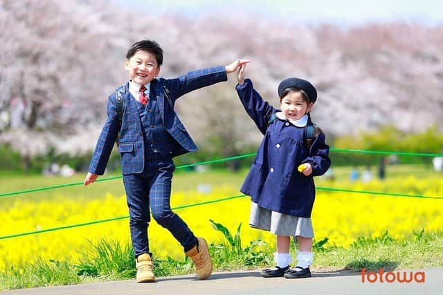 otowa (フォトワ)さんのインスタグラム写真 - (otowa (フォトワ)Instagram)「.﻿ ﻿ お子様のお気に入りのポーズはなんですか？﻿ ハートのポーズや、戦隊ヒーローのポーズなど、お子様の定番ポーズも残したい思い出の1つ。﻿ ﻿ そんなかわいいポーズで撮ってくれた、お写真をご紹介😊﻿ 卒園・入学の記念に家族写真を撮影いただきました！﻿ ﻿ こんなかわいいポーズをやられたら、もうメロメロですね😍﻿ ﻿ 📷fugacoco-love様のお写真より﻿ ﻿ Photo by 栗田 広行（https://fotowa.com/photographers/kuritahiroyuki/reviews/8553）﻿ ﻿ .............﻿ ﻿ #fotowa #出張撮影﻿ ﻿ #出張カメラマン #家族写真 #ファミリーフォト﻿ #キッズコーデ #写真好きな人と繋がりたい #新米ママ﻿ #親バカ部 #赤ちゃん #おやばか部 #赤ちゃんのいる暮らし﻿ #暮らし #コドモダカラ #親子 #キズナ #子育て #育児 #子育てぐらむ﻿ #入学撮影 #入学式 #入学写真 #入学フォト #入学式写真 #入学記念撮影﻿ #ハートのポーズ」4月19日 16時54分 - fotowa.jp
