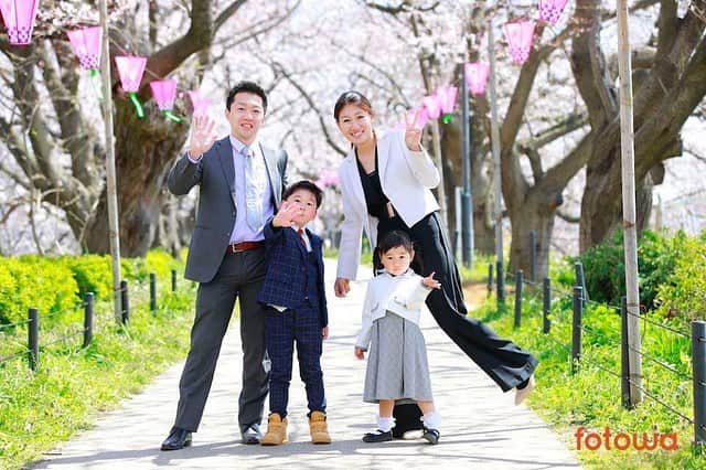 otowa (フォトワ)さんのインスタグラム写真 - (otowa (フォトワ)Instagram)「.﻿ ﻿ お子様のお気に入りのポーズはなんですか？﻿ ハートのポーズや、戦隊ヒーローのポーズなど、お子様の定番ポーズも残したい思い出の1つ。﻿ ﻿ そんなかわいいポーズで撮ってくれた、お写真をご紹介😊﻿ 卒園・入学の記念に家族写真を撮影いただきました！﻿ ﻿ こんなかわいいポーズをやられたら、もうメロメロですね😍﻿ ﻿ 📷fugacoco-love様のお写真より﻿ ﻿ Photo by 栗田 広行（https://fotowa.com/photographers/kuritahiroyuki/reviews/8553）﻿ ﻿ .............﻿ ﻿ #fotowa #出張撮影﻿ ﻿ #出張カメラマン #家族写真 #ファミリーフォト﻿ #キッズコーデ #写真好きな人と繋がりたい #新米ママ﻿ #親バカ部 #赤ちゃん #おやばか部 #赤ちゃんのいる暮らし﻿ #暮らし #コドモダカラ #親子 #キズナ #子育て #育児 #子育てぐらむ﻿ #入学撮影 #入学式 #入学写真 #入学フォト #入学式写真 #入学記念撮影﻿ #ハートのポーズ」4月19日 16時54分 - fotowa.jp