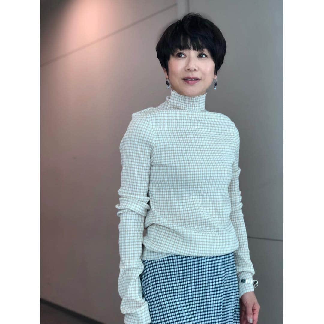 黒田知永子さんのインスタグラム写真 - (黒田知永子Instagram)「ベージュとネイビーのギンガムチェック💙 同じ素材で色違い。 他の色も買えばよかったな。組み合わせで楽しめたのに！ こんな感じで洋服が増えていきます。ゴールデンウィークは絶賛お片づけの予定です☺︎ #ゴゴスマ #jillsander  #黒田知永子  #chiekokuroda」4月19日 16時58分 - kuroda_chieko