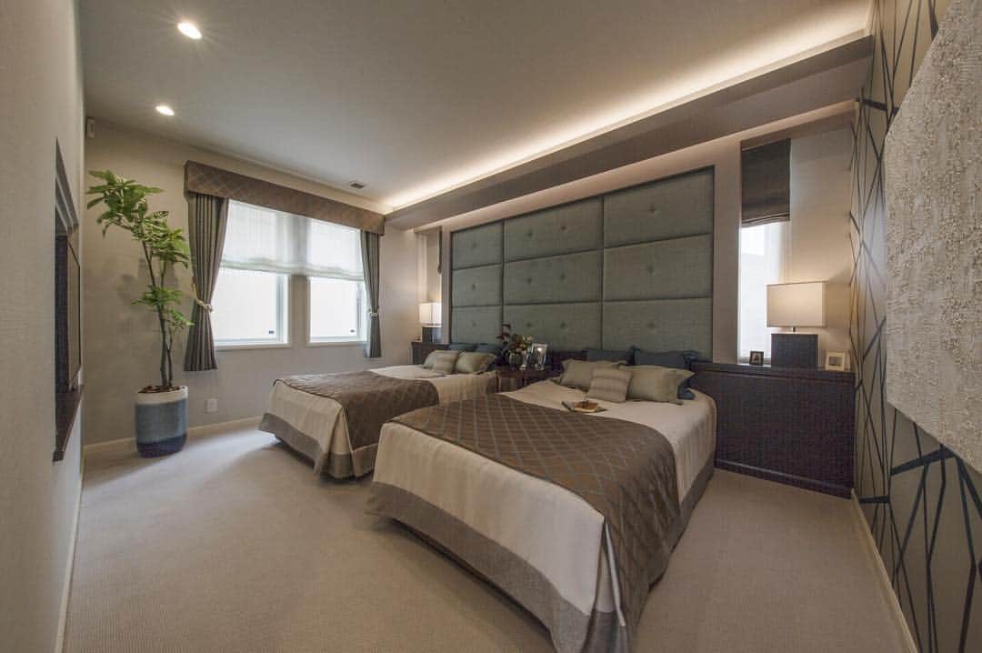 三井ホームさんのインスタグラム写真 - (三井ホームInstagram)「ラグジュアリーなホテルの雰囲気を感じさせる、エレガントな寝室。 毎日過ごす場所だからこそ、手を抜かずに理想の空間へ。 #三井ホーム #インテリア #Interior #注文住宅 #寝室 #Bedroom #ラグジュアリー #Luxury #ホテル #エレガント #Elegant #毎日 #場所 #理想 #空間 #心 #癒す #グリーン #Green  #快適 #眠り #導く＃ツインファミリートロワ#野々市モデルハウス」4月19日 17時00分 - mitsuihome