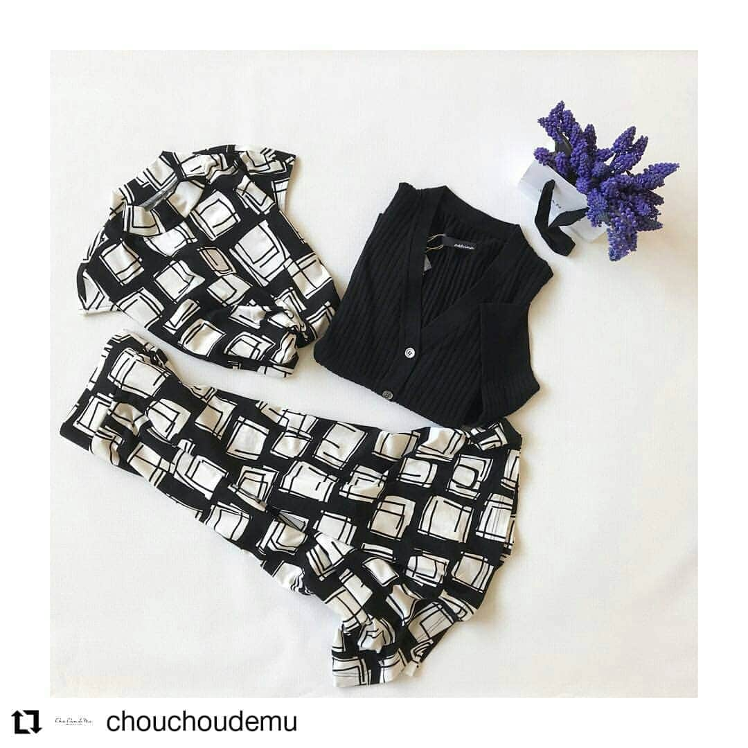 M2companyさんのインスタグラム写真 - (M2companyInstagram)「🙆 岩手県奥州市のchou chou de mu様  #Repost @chouchoudemu • • • • • • ・ お庭から摘んだムスカリをいただいたから 青い紫イロが映える モノトーンコーデを撮りたくなりました スッキリとした黒と白のプリント 着心地よいカットソーのセットアップです ・ #モノトーンコーデ  #モノトーンプリント #pareatsu #シュシュムー  #chouchoudemu #ムスカリの花 #t邸のお庭から」4月19日 17時00分 - pareatsu_official