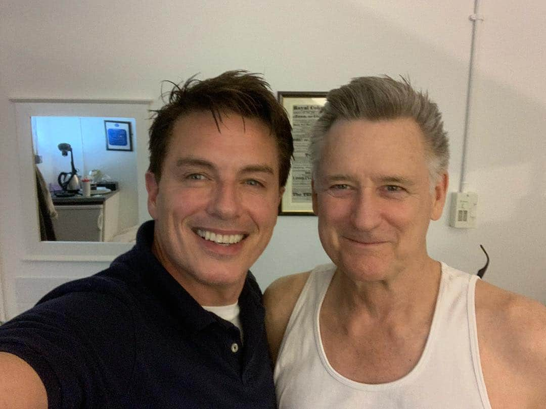 ジョン・バロウマンさんのインスタグラム写真 - (ジョン・バロウマンInstagram)「Bumped into an old friend yesterday @oldvictheatre @therealbillpullman #torchwood #oswalddanes jb」4月19日 17時05分 - johnscotbarrowman