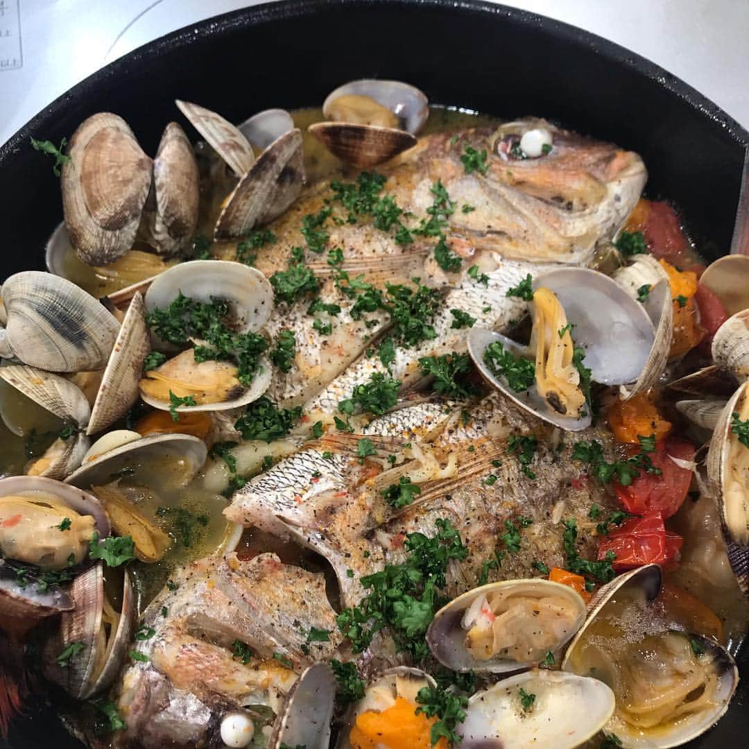 のインスタグラム：「今日のワークショップは、アクアパッツァのデモンストレーションと試食付き。 阪神梅田本店のお魚売場の質良いこと！そして安い！めっちゃ美味しいのができあがりました♩  #アクアパッツァ #阪神梅田本店 #ライブキッチン #ワークショップ #試食 #イタリアン #大阪 #梅田 #塩 #ソルトコーディネーター #青山志穂」