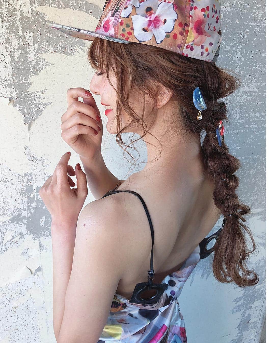 堀井大輔さんのインスタグラム写真 - (堀井大輔Instagram)「#ホリーカタログ ・ キャップ×ヘアアレンジ ・ 毛先には髪でリボンを作って カジュアル✨✨ ・ ・ 今日の営業後は プライベートセミナー☺️ マンツーマンでヘアアレンジレクチャー致します✊ 臨店セミナーも依頼があれば お受け致してます🙇‍♂️ DMにて依頼ください🙇‍♂️🙇‍♂️ ・ ・ #クラウンヘアー#天白区#名古屋 #日進市 #美容師#ファッション #ヘアセット#セット#ヘアアレンジ #東京 #沖縄 #北海道 #大阪 #プレ花嫁 #福岡 #アディダス #adidasoriginals  #adidas #ワンピース #コテ巻き #巻き髪 #名古屋美容師求人 #アップスタイル #まとめ髪 #おだんご #編みおろし #Dressy花嫁 #プラコレ」4月19日 17時08分 - daisuke_5511