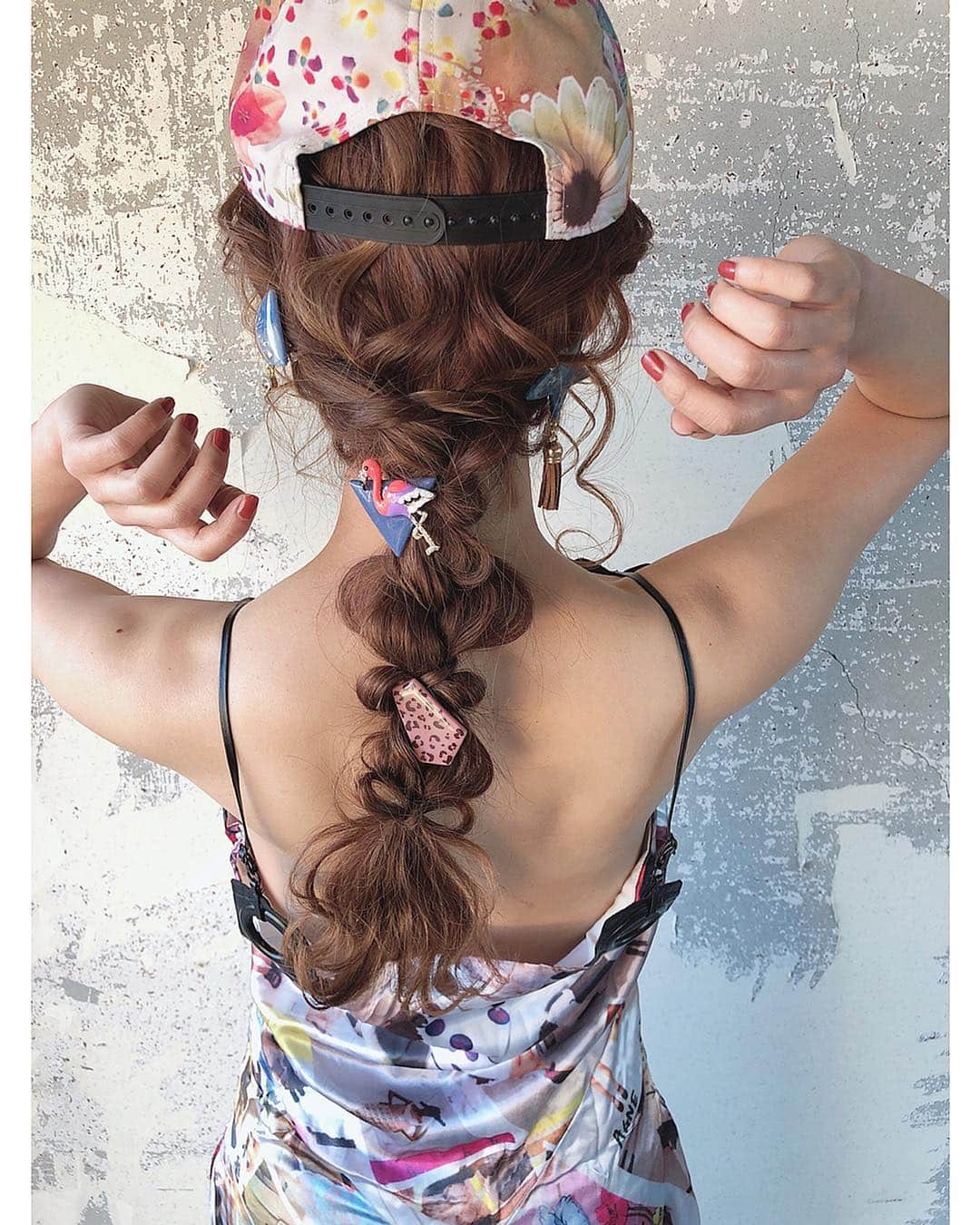 堀井大輔さんのインスタグラム写真 - (堀井大輔Instagram)「#ホリーカタログ ・ キャップ×ヘアアレンジ ・ 毛先には髪でリボンを作って カジュアル✨✨ ・ ・ 今日の営業後は プライベートセミナー☺️ マンツーマンでヘアアレンジレクチャー致します✊ 臨店セミナーも依頼があれば お受け致してます🙇‍♂️ DMにて依頼ください🙇‍♂️🙇‍♂️ ・ ・ #クラウンヘアー#天白区#名古屋 #日進市 #美容師#ファッション #ヘアセット#セット#ヘアアレンジ #東京 #沖縄 #北海道 #大阪 #プレ花嫁 #福岡 #アディダス #adidasoriginals  #adidas #ワンピース #コテ巻き #巻き髪 #名古屋美容師求人 #アップスタイル #まとめ髪 #おだんご #編みおろし #Dressy花嫁 #プラコレ」4月19日 17時08分 - daisuke_5511