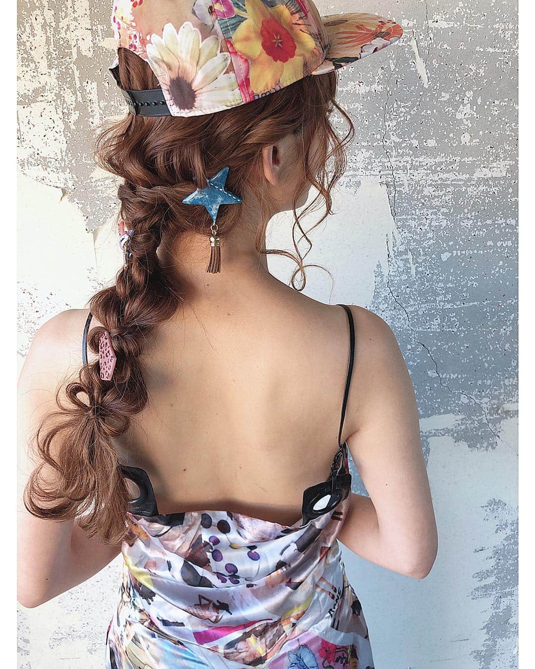 堀井大輔さんのインスタグラム写真 - (堀井大輔Instagram)「#ホリーカタログ ・ キャップ×ヘアアレンジ ・ 毛先には髪でリボンを作って カジュアル✨✨ ・ ・ 今日の営業後は プライベートセミナー☺️ マンツーマンでヘアアレンジレクチャー致します✊ 臨店セミナーも依頼があれば お受け致してます🙇‍♂️ DMにて依頼ください🙇‍♂️🙇‍♂️ ・ ・ #クラウンヘアー#天白区#名古屋 #日進市 #美容師#ファッション #ヘアセット#セット#ヘアアレンジ #東京 #沖縄 #北海道 #大阪 #プレ花嫁 #福岡 #アディダス #adidasoriginals  #adidas #ワンピース #コテ巻き #巻き髪 #名古屋美容師求人 #アップスタイル #まとめ髪 #おだんご #編みおろし #Dressy花嫁 #プラコレ」4月19日 17時08分 - daisuke_5511