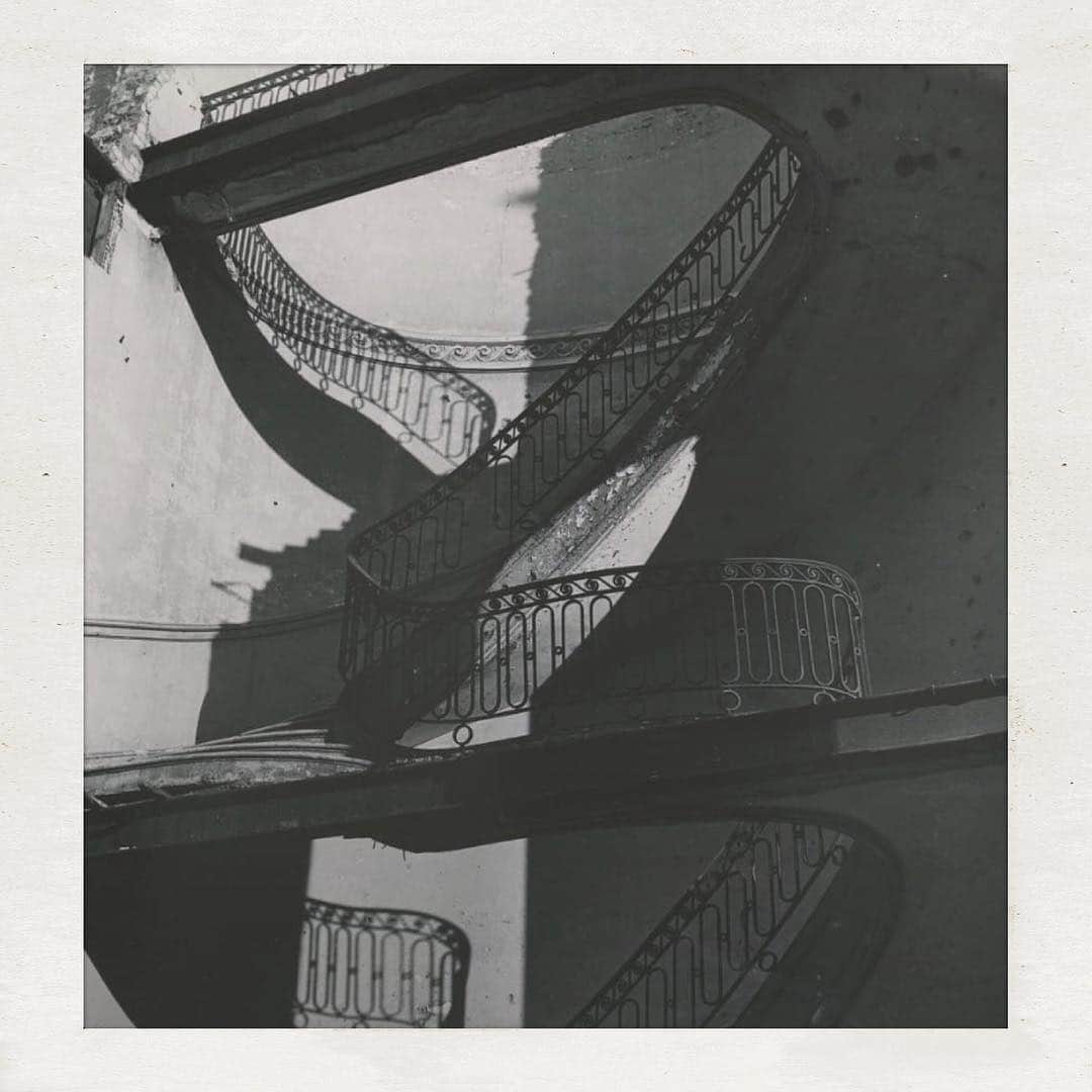 リカさんのインスタグラム写真 - (リカInstagram)「Bombed Regency Staircase, Mayfair 1942 by Bill Brandt | Repost @rikamagazine #inspiration #thursday #rikaloves」4月19日 17時09分 - rikastudios_