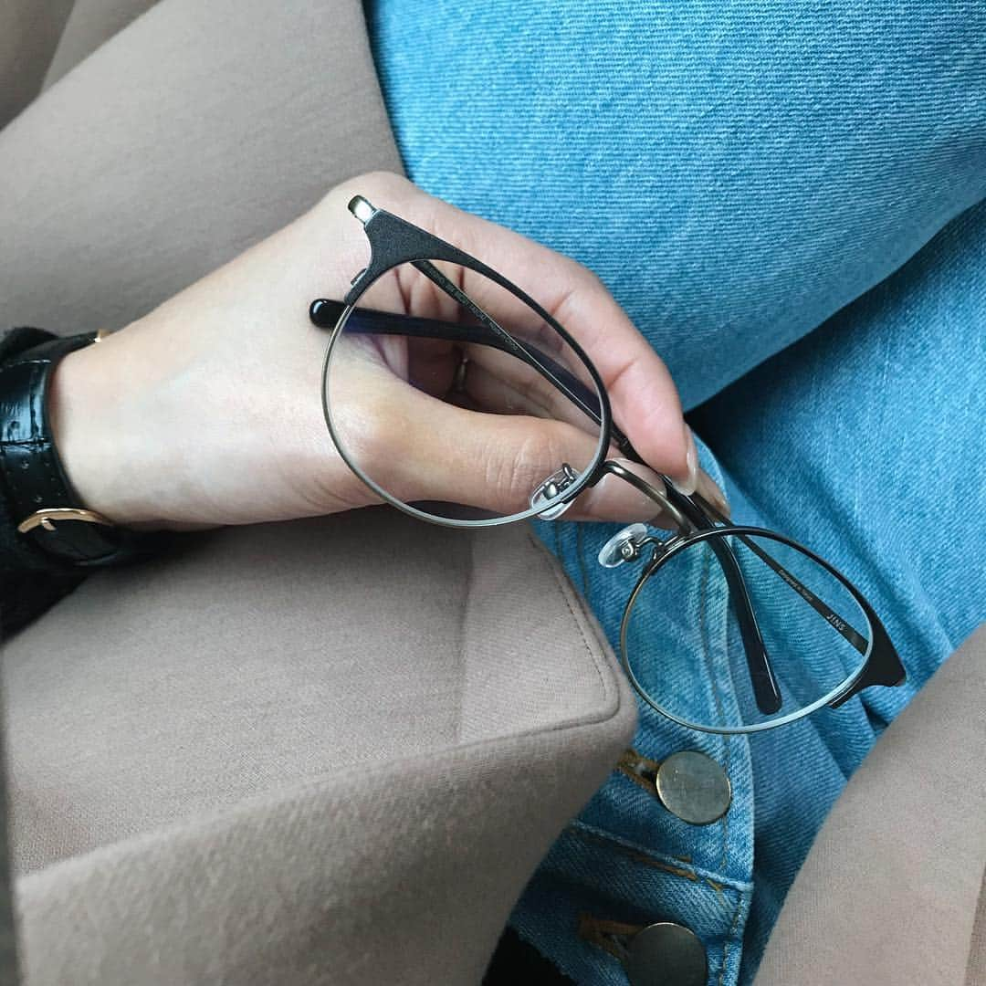 Hiromi Ｍaedaさんのインスタグラム写真 - (Hiromi ＭaedaInstagram)「New glasses👓 ・ 最近よくかけてるやつ🙌🏽 ・ 眼に必要といわれる光をとりこんでくれる @jins_japan のバイオレットレンズ。 長時間かけてても疲れないしデザインも可愛くてお気に入り♡ ・ ・ ・ #JINS#バイオレットプラスレンズ#近視#メガネ#メガネ女子#PR」4月19日 17時12分 - hiron953