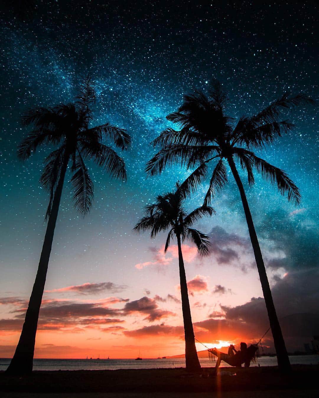 のインスタグラム：「⠀ The sunset graciously shares the evening with a sky full of stars above Waikiki Beach. Are you ready to share the evening with them as well?  #JAL #MyAprilAdventure⠀ ⠀ 手が届きそうなくらい一面に広がる星👀✨⠀ ワイキキのビーチで満点の星空体験を💫⠀ .⠀ .⠀ photo by @nashhagen Post your memories with #FlyJAL⠀ ⠀ #JapanAirlines⠀ #hawaii #beach #aloha #awesome_earthpix #magicalmoment」