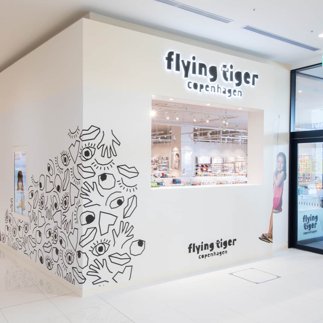 Flying Tiger Japanさんのインスタグラム写真 - (Flying Tiger JapanInstagram)「＼Halløj! Higashiura!／ 4/19（金）に国内27店舗目となる Flying Tiger Copenhagen イオンモール東浦ストアがオープンしました！ . オープン前から500人以上のお客様にお越しいただき、ありがとうございます✨ . イオンモール東浦ストアでは、年間取り扱いアイテム数約7,500点の中から、月々の新商品や人気アイテムのみを厳選し、お客さまが“今”欲しいと思うアイテム約1,800点を常時ご提供するストア となります。 5月のキャンペーンアイテムもいち早く展開中！ . スタッフ一同、皆さまのご来店お待ちしています🇩🇰 . . . #flyingtiger #フライングタイガー #愛知 #東浦 #イオンモール東浦 #イオンモール東浦リニューアルオープン #北欧雑貨 #ライフスタイル雑貨 #北欧インテリア #文房具 #ホームパーティー  #ヒュッゲな暮らし」4月19日 17時20分 - flyingtigerjp
