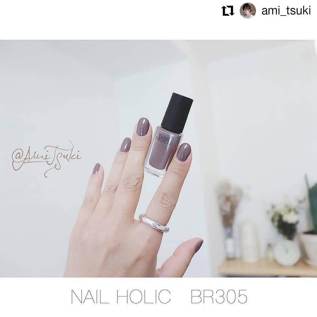 NAIL HOLICさんのインスタグラム写真 - (NAIL HOLICInstagram)「​⠀ 今回は @ami_tsuki さまの投稿をRepostさせていただきます！ ⠀ ⠀ ネイルホリック【BR305】を使用したワンカラーネイル❤️⠀ ⠀ 落ち着いたモーヴブラウンに、シルバーのリングがとても上品で綺麗です💍⠀ 【BR305】はクールなモードカラーなので、大人っぽいコーディネートにも似合いますね✨⠀ ⠀ ネイルホリックのポリッシュは発色が良いので、短い爪の方でもワンカラーで華やかな指先になります！⠀ 明るくなりがちな春のファッションに、くすみ感のあるカラーのネイルでコーデのバランスを取ってみるのも良いですね☆⠀ ⠀ #nailholic #nailholic_kose #kose #コーセー #nailart #nail #ネイル #ブラウンネイル #br305 #春ネイル #プチプラ #プチプラネイル #セルフネイル #repost ⠀ ⠀ ・・・⠀ スプリングなブラウンのベタ塗り。 ・ 現在ベリショネイルなので ベタ塗りでﻌﻌﻌ #ネイルホリック のブラウン、好きなカラーがたくさんあるのでこれを機に何色か塗ろうかなー🤔 今回塗ったのは #BR305  ちょっとパープル寄りで彩度は低めだけど明度は高め。 春にもイケる落ち着いてるけど軽やかなブラウンってかんじです。 ・ 今年の春夏はホワイト〜ベージュ〜ブラウンの洋服を集め中なので ブラウンとかのネイルが合わせやすい♡  𓃟𓃟𓃟𓃟𓃟𓃟𓃟𓃟𓃟𓃟 ・ ◡̈⃝2019.4.8 ・ ・ ・ #セルフネイル #セルフネイル部 #ポリッシュ派 #nailpolish #ポリッシュ #nailstagram #大人ネイル #ロカリネイル #ネイルサークル #大人可愛いネイル #ショートネイル #プチプラポリッシュ #ベタ塗りネイル #ワンカラーネイル」4月19日 17時21分 - nailholic_kose