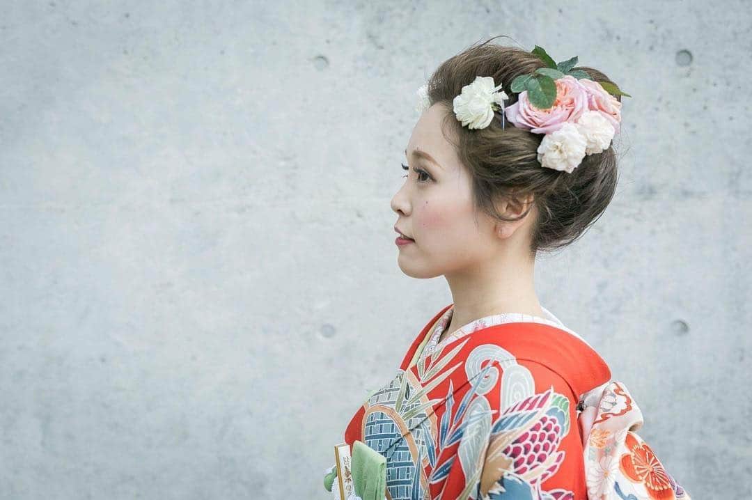 のインスタグラム：「みなさんこんにちは！ハナレポ編集部のがみこです👘﻿ ﻿ 結婚って、自分と旦那さまだけではなく、2つの家族が関わること👨‍👩‍👧💗👨‍👩‍👧﻿ ご両親の存在を考え直す良いきっかけになっている方もいらっしゃるのでは？﻿ ﻿ 今日ご紹介するmomiさんは、お母様がかつて成人式、結婚式で着られたお着物を引振袖に仕立て直して着用されました👘✨﻿ ﻿ —————————————————————﻿ 👰momiさんのハナレポ📝﻿ https://www.weddingpark.net/hanarepo/3562/﻿ —————————————————————﻿ 本日のストーリーズからも飛べます✈️﻿ ﻿ 今の時代にはない、古典柄の朱赤の振袖がとっても印象的ですよね❤️﻿ momiさんにとっても、お母様にとっても思い入れのあるこのお着物は、さらに思い出深い一着になったことでしょう😊🌟﻿ ﻿ ヘアスタイルも和髪で揃えられていて、モダン感を増していますね👀🌸﻿ ﻿ //////////////////////////////﻿ #ウエパ と #ハナレポ をつけて﻿ 投稿してください❣️﻿ 素敵な投稿は @weddingpark で﻿ ご紹介させていただきます！﻿ //////////////////////////////﻿ ﻿ #ハナレポ #ウエパ #ウエディングパーク #引振袖 #和装 #日本髪 #日本髪アレンジ #古典柄着物 #日本中の卒花嫁さんと繋がりたい #日本中のプレ花嫁さんと繋がりたい #2019冬婚 #2019夏婚 #2019秋婚 #weddingpark #プレ花嫁 #卒花嫁 #卒花嫁レポ #プレ花嫁準備  #プレ花嫁さんと繋がりたい」