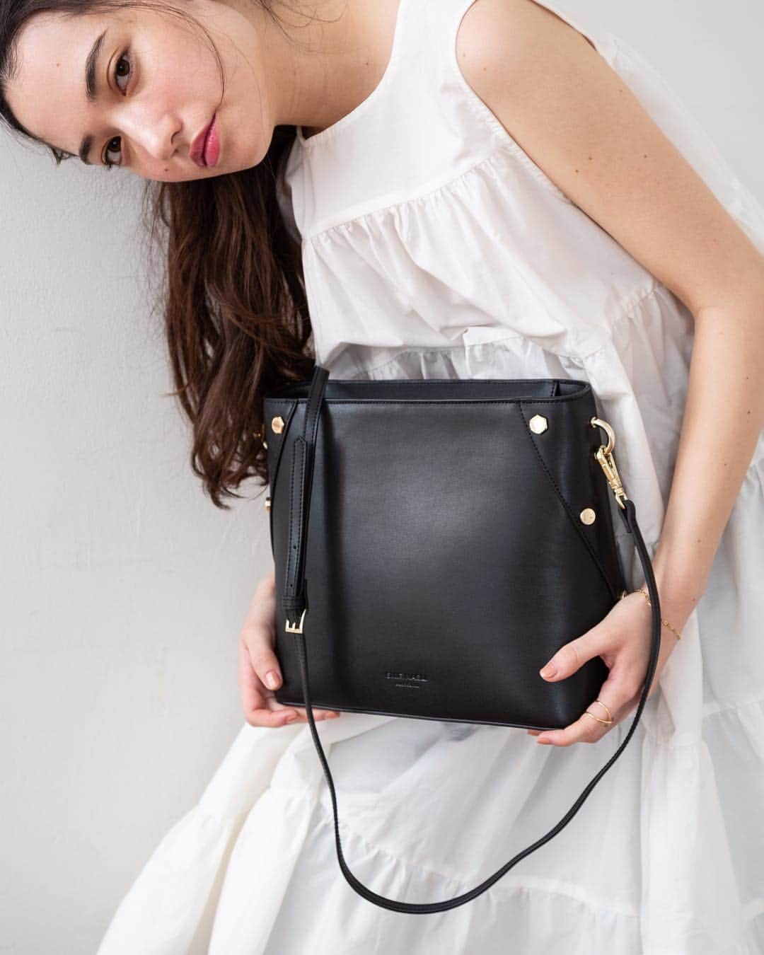 SMIRNASLI_officialのインスタグラム：「Leather Rivet Bag . SMIR NASLI レザーシリーズから 大きめも店頭入荷です レザーだから使えば使うほど 味が出てくる❤︎ ぜひ大切なバッグの一つに。 . . #smirnasli #bag  #サミールナスリ #leather  #black #バッグ」