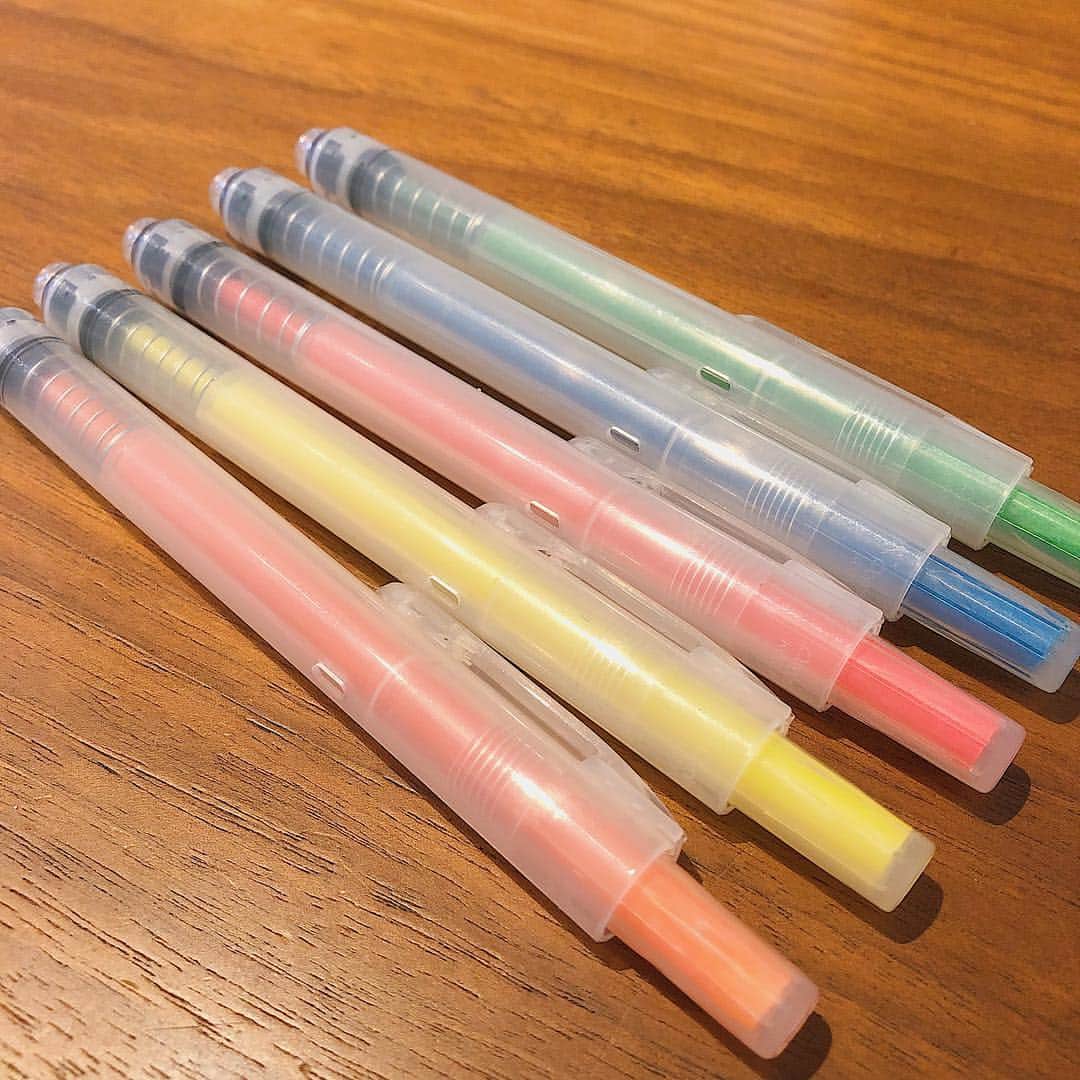 のインスタグラム：「競馬中継の準備の必需品。 この無印良品のノック式の蛍光ペンが便利すぎる😍 キャップって落としたり外れたりする時があるから、この蛍光ペンは本当に有難い✨  #岡部玲子 #子育て #主婦 #アラフォーママ #タレント #レポーター #競馬 #キャスター #グリーンチャンネル #無印良品 #蛍光ペン #必需品 #mama #talent #reporter #instagood #f4f #japan #mujirushi #pen #color #happy #love」
