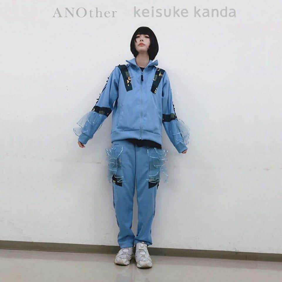 あのちゃんさんのインスタグラム写真 - (あのちゃんInstagram)「この度あの写真集「ANOther」の発売を祝していただき「keisuke kanda × ANOther」限定記念ジャージが誕生しました。  自分の私物ボロジャージを神田さん本人にぼくのデザイン案を入れつつkeisuke kanda仕様にしてくれた事から始まり…ㅤㅤㅤㅤㅤㅤㅤㅤㅤㅤㅤㅤㅤㅤㅤㅤㅤㅤㅤㅤㅤㅤㅤㅤㅤㅤ 今回ふぁんのかたが着れる用に神田恵介さんとぼくで一緒にデザインしました。ㅤㅤㅤㅤㅤㅤㅤㅤㅤㅤㅤㅤㅤㅤㅤㅤㅤㅤㅤㅤㅤㅤㅤㅤㅤㅤジャージ生地は僕の私物ジャージの生地に近いものを探してもらたのだけど、(今の時代その生地が廃で全然無いらしくて探し出すのに時間がかかったー、勿論すべて手作り  今日〜4.３0日までkeisuke  kanda公式通販で期間限定販売デスkeisukekanda-store.com」4月19日 17時36分 - a_n_o2mass