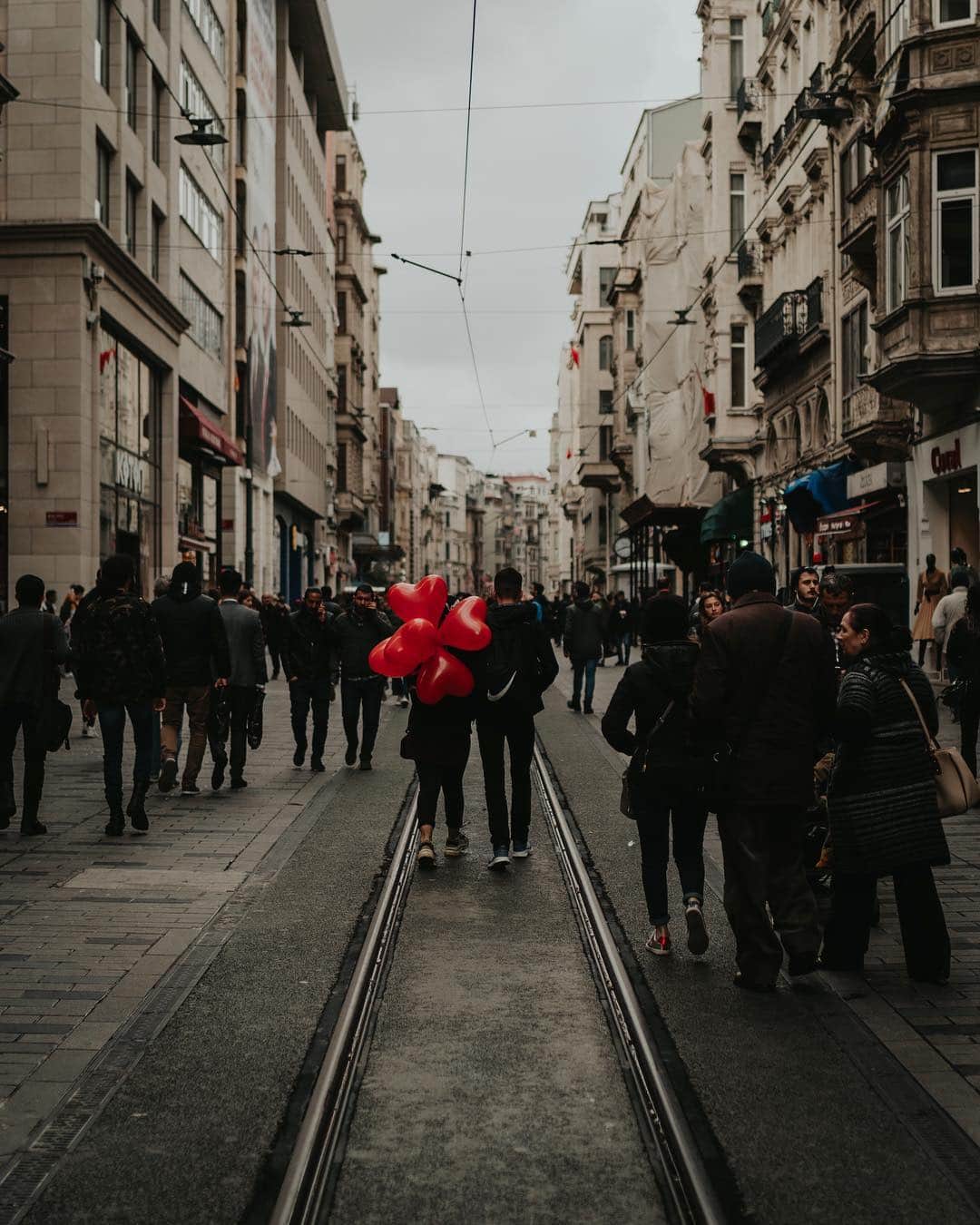 Putri Anindyaのインスタグラム：「🎈// lovely sight in the middle of the crowds near Taksim Square, Istanbul. Kinda reminds me of Banksy balloon somehow. Anyway, so happy to be here in Istanbul with @inflowsummits #MyIstanbul ! . . Taken with Sony A7iii with 35mm 1.4」