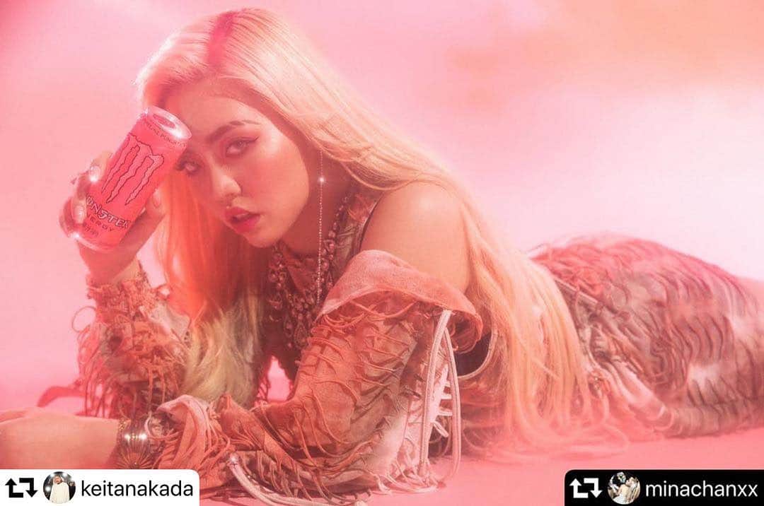 西村哲也のインスタグラム：「#repost @keitanakada Photo by @keitanakada  Hair and makeup @nozaking42  Styled by me ・・・ MONSTER ENERGY📸📸📸 #repost @minachanxx ・・・ 大発表🌸  今回国内女性ソロアーティストとして初の、モンスターエナジーさんとのスポンサーシップ締結することになりました！光栄です 全国6大都市の札幌仙台東京名古屋大阪福岡の駅に４月15日~28日まで私の写真があるかもしれないので探してみてね😌  ピンクのモンスターは23日発売だからみんな手にとってみてね💗👚👙👛🌸 みんな喜んでくれー！！すごいことなんだー！！」
