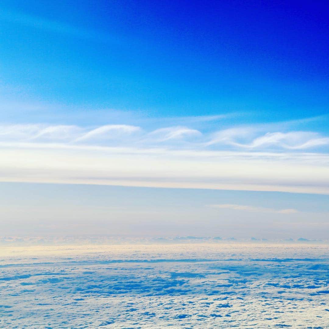 ANAさんのインスタグラム写真 - (ANAInstagram)「いろんなかたちの雲がいっぱい💙  #ソラマニ_マドカラ #機窓 #雲 #もくもく #ふわふわ #飛行機 #旅行好き #ダレカニミセタイソラ #カコソラ #空旅 #trip #cloud #airplane #anaairplane #blue #sky  機窓からの風景は「#ソラマニ_マドカラ」を付けて投稿してね⭐️インスタやANAの各メディアでご紹介していきます✈️」4月19日 17時32分 - ana.japan