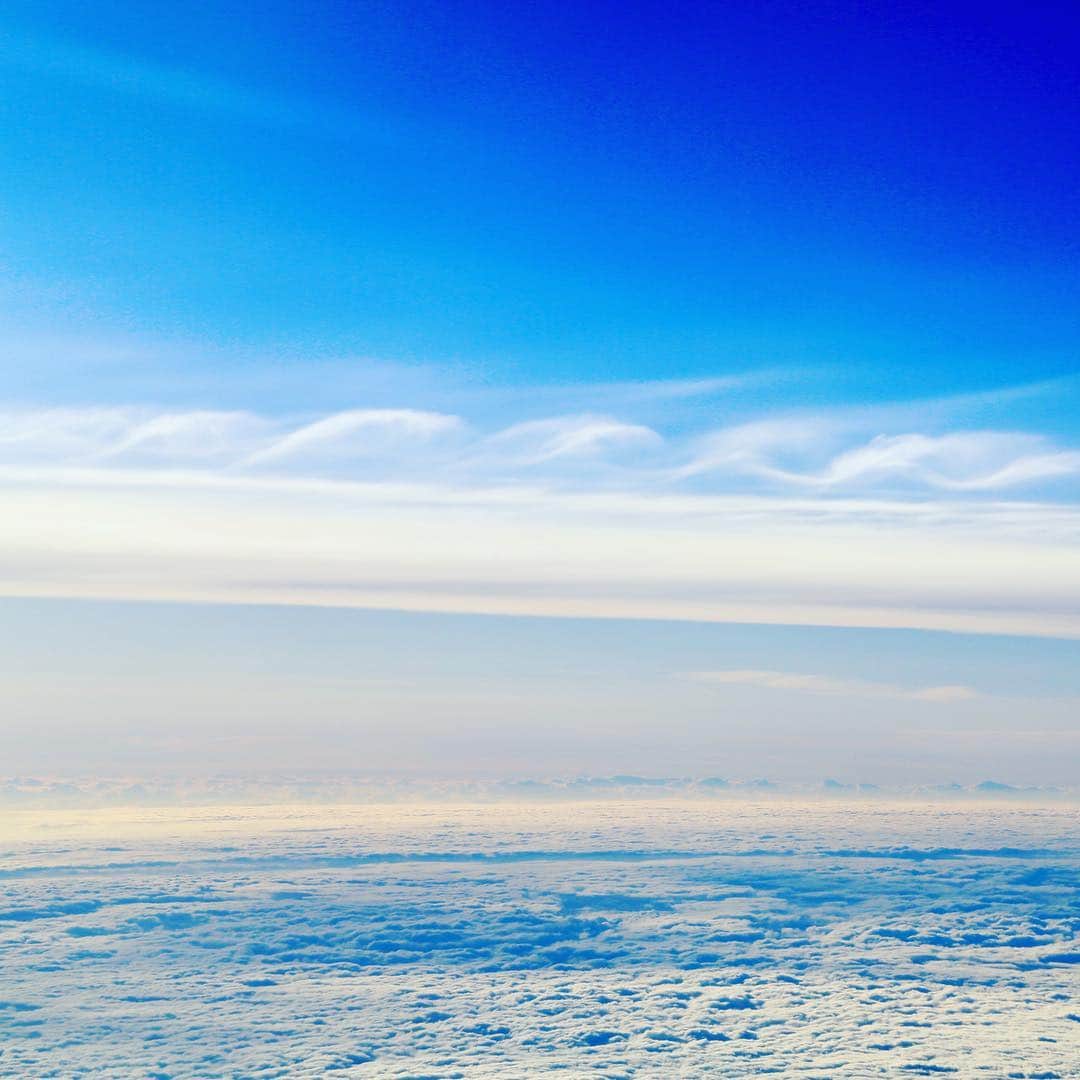 ANAのインスタグラム：「いろんなかたちの雲がいっぱい💙  #ソラマニ_マドカラ #機窓 #雲 #もくもく #ふわふわ #飛行機 #旅行好き #ダレカニミセタイソラ #カコソラ #空旅 #trip #cloud #airplane #anaairplane #blue #sky  機窓からの風景は「#ソラマニ_マドカラ」を付けて投稿してね⭐️インスタやANAの各メディアでご紹介していきます✈️」