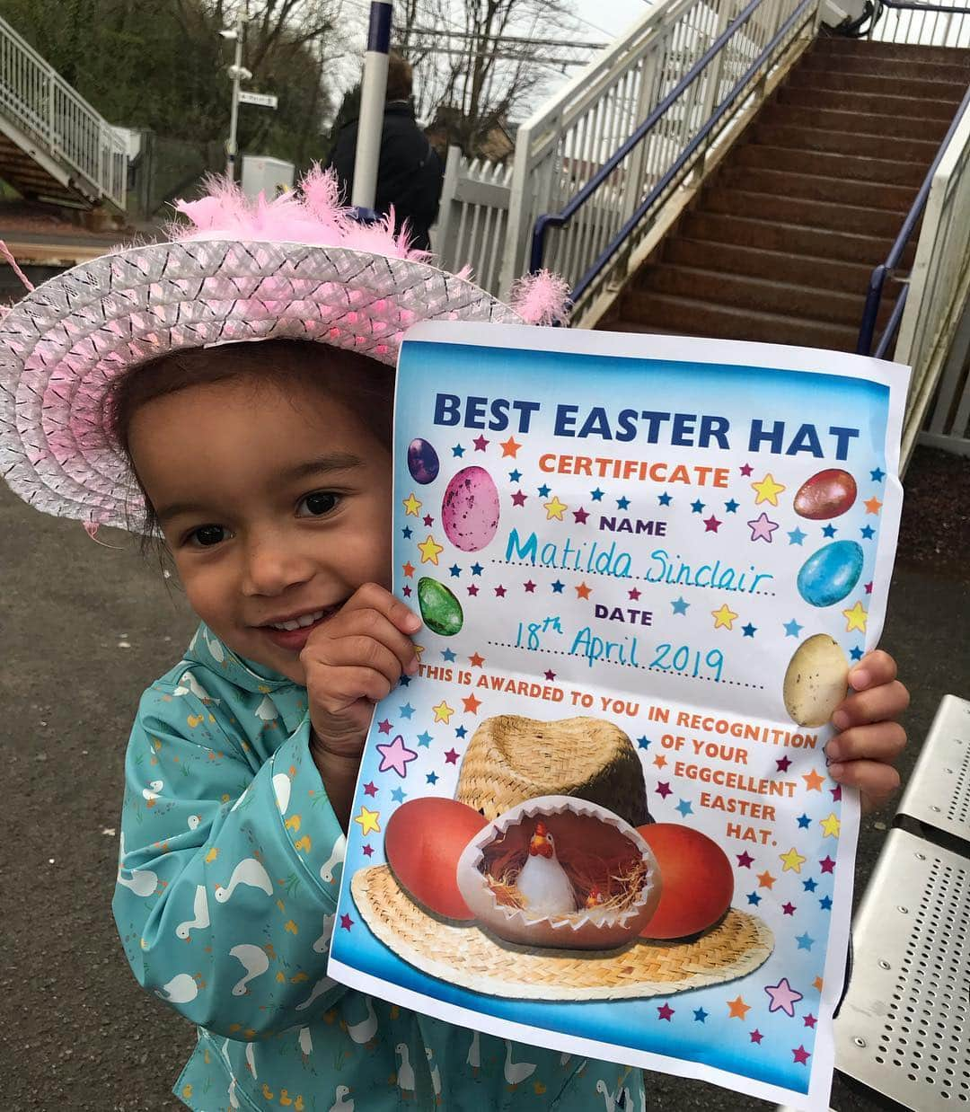 ヘレン・フラナガンさんのインスタグラム写真 - (ヘレン・フラナガンInstagram)「Best time with my beautiful Matilda getting the train to Edinburgh to watch Matilda 🎀❤️ love our special times together just us ✨ #firstborn 👸🏽 daddy’s double @scotty__sinclair ❤️」4月19日 17時34分 - hjgflanagan