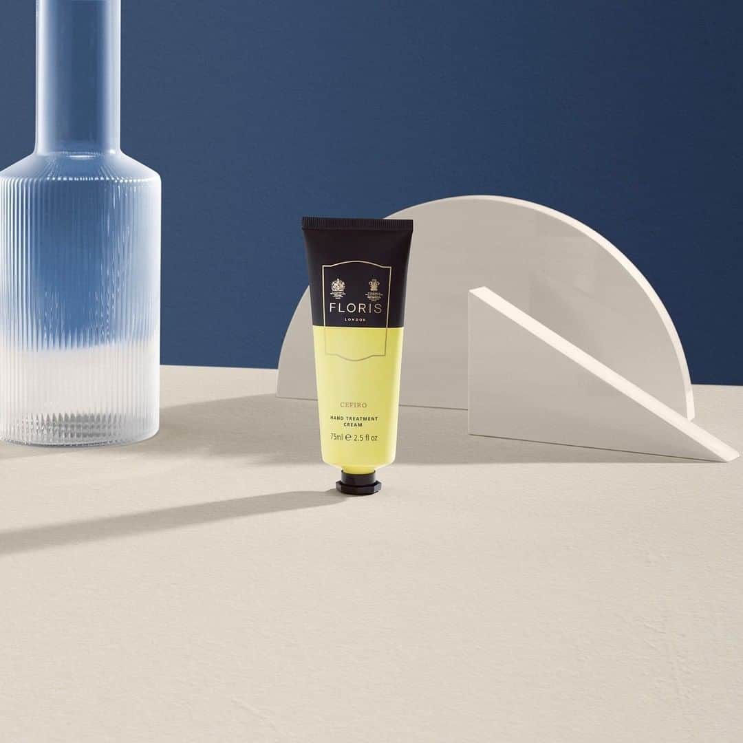 のインスタグラム：「Energise your morning routine with the citrus scent of our Cefiro Hand Treatment Cream, a lightweight scented hand lotion that leaves skin softly scented with crisp lemon and lime. #FlorisLondon #HandTreatmenCream #Cefiro #HandCream #Scent #Citrus #LuxuryHandCream #Luxury #Friday #Weekend #Fragrance #HandLotion」