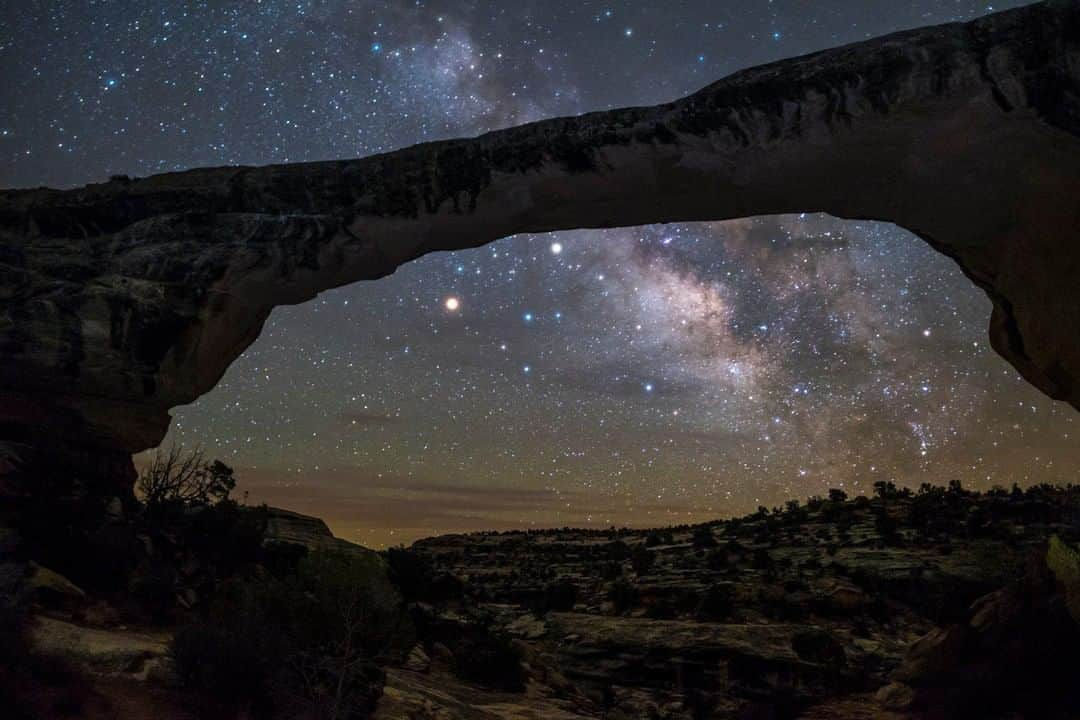 ナショナルジオグラフィックさんのインスタグラム写真 - (ナショナルジオグラフィックInstagram)「Photo by Drew Rush @drewtrush | Owachomo Bridge in Natural Bridges National Monument (Utah) is the thinnest and smallest natural bridge in the monument. To see more images like this and learn a little along the way, follow along with photographer @drewtrush. #nature #nightscape #stars #nightsky #milkyway」4月19日 17時37分 - natgeo