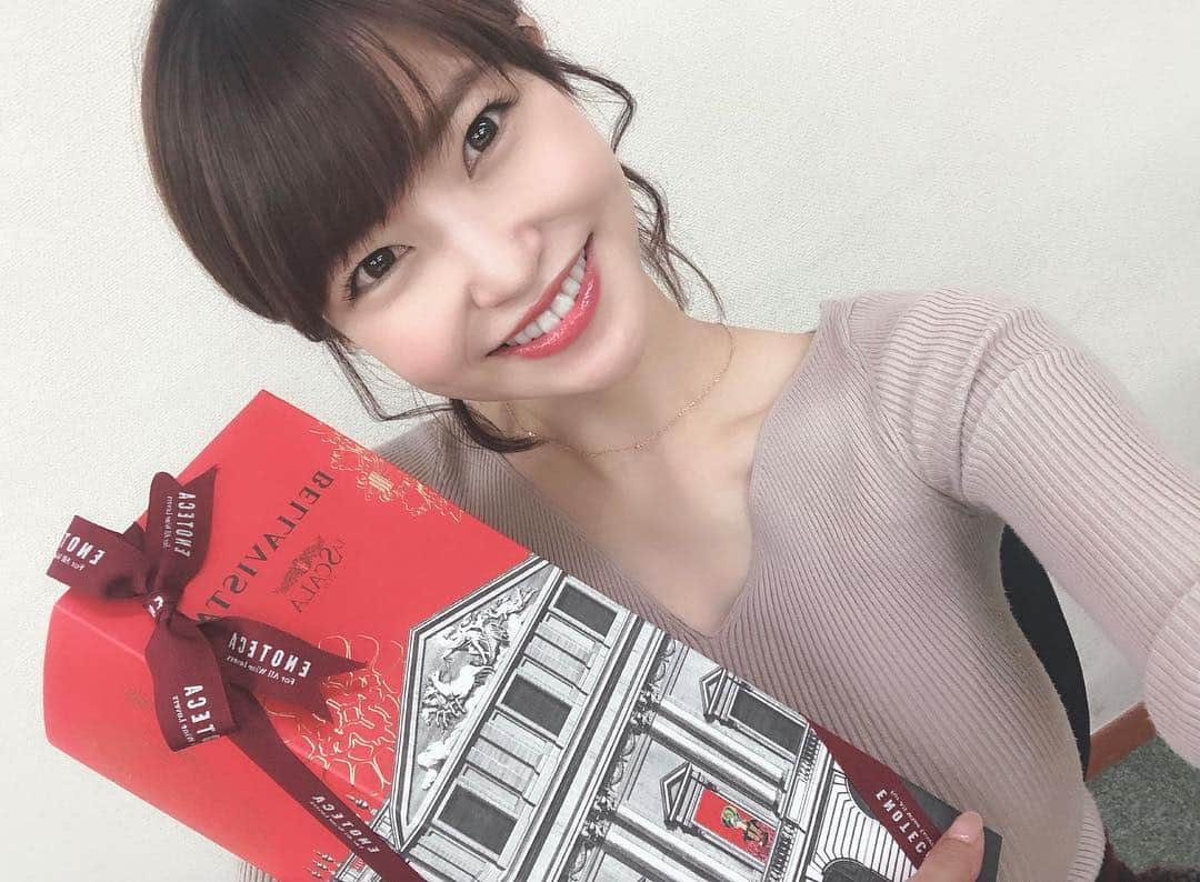 岸明日香さんのインスタグラム写真 - (岸明日香Instagram)「みんなー！  写真集買ってくれてありがとう💓  ほんま、好き🙋🏻‍♀️💕 ワニブックスの方が、誕生日プレゼントくれたよー😍✨ おしゃれなお酒。。嬉しい🌸」4月19日 17時39分 - aspoo02