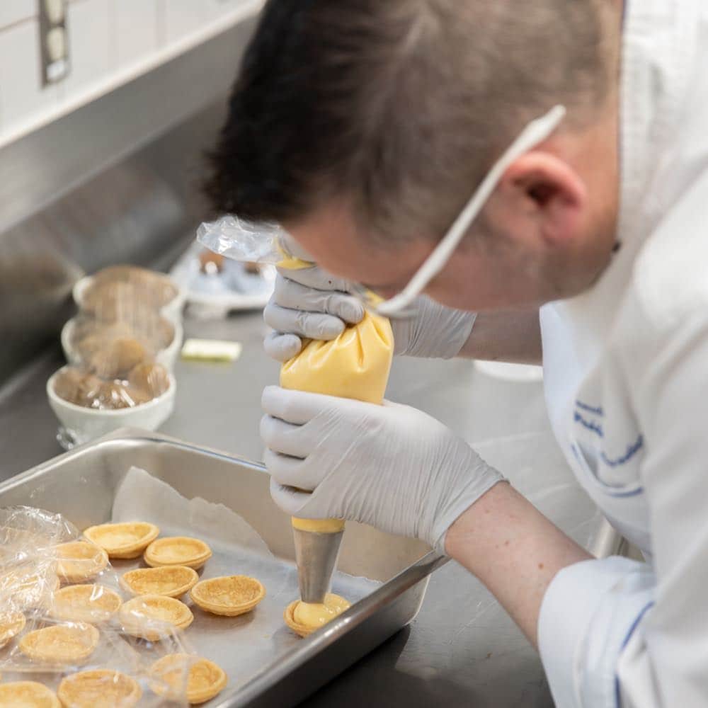 のインスタグラム：「大使公邸のエグゼクティブシェフ👨‍🍳のフレデリックさんはフランス出身です。 大使の日々の食事🍽から、パーティーなどの準備まで毎日忙しくしています。 この日は、レセプションパーティーの準備に朝から大忙しでした！ . #us #usa #america #ambassador #chef #party #reception #studyabroad #tb #アメリカ #留学 #シェフ #料理人 #料理 #パーティー #メニュー #レセプション #デザート #食事 #サラダ」