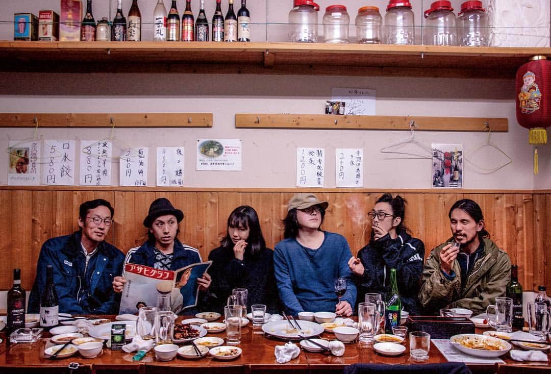 エリイ のインスタグラム：「New Yorkでチン↑ポム Art in GeneralにてChim↑Pom個展 「Threat of Peace (Hiroshima!!!!!!)」開催!!! Chim↑Pom 「Threat of Peace 」(Hiroshima!!!!!!) キュレーター: Jason Waite オープニング・レセプション: Thursday, April 18, 6-9pm April 19-July 13, 2019  この度、Chim↑Pomは2008年から取り組んできた「広島！！！！！」展シリーズの個展をニューヨークのArt in Generalにて4月19日より3ヶ月ほど開催いたします。広島から福島へ至る戦後日本の核の系譜との接続を図り、今回は2015年3月11日に始まった国内外12組のアーティストによる国際展、Don’t Follow the Windによる「Non-Visitor Center」とのダブル個展となります。  広島・原爆ドームの上空に、飛行機雲で「ピカッ」という文字を描いた本作品。広島の風景に漫画の1コマのような擬態語を描き、ゆっくりと消えていく様子に記憶の風化を重ねることで、戦後日本の平和に対する現代的な歴史観を映し出したものですが、当時制作を企画した美術館からChim↑Pomは個展の自粛の要請を受けました。その後、一連の騒動をまとめた検証本を出版し、ヒロシマと核問題をテーマに多くの作品を制作。それらをまとめた展覧会を、「広島！」(2009年、Vacant 、東京)を皮切りに「！」をひとつづつ増やしながら巡回させている本シリーズが遂にアメリカに上陸します。  さらに本展では、世界中から広島に送られ、廃棄できずに倉庫に保管され続ける大量の折り鶴を使用したプロジェクト「Non-Burnable」の新作映像や金正恩とトランプ大統領への郵便の記録なども展示。  2011年のMoMA P.S.1での個展以来となる、ニューヨークでの二度目の個展の会場となるのは、1981年に二人のアーティストによって創設され、マリーナ・アブラモヴィッチ、ガブリエル・オロスコ、グレン・ライゴンなどのニューヨークでの初個展やコミッションなどでも知られる老舗アートスペースArt in General。世界平和の象徴ともいえる広島と原爆を投下したアメリカの複雑な関係性、また現在も続く核の脅威という枠組みにも焦点を当てていきます。 #chimpom #チンポム #ニューヨーク #個展 #アート  撮影: 山口聖巴」