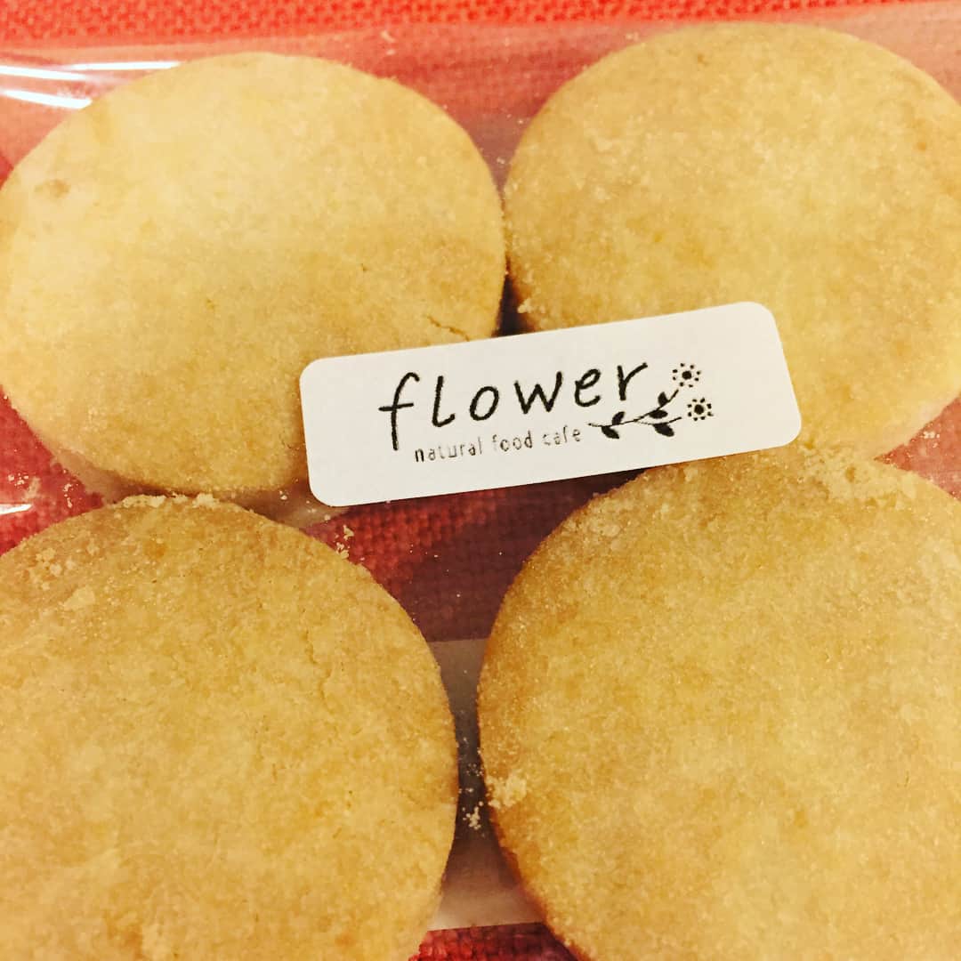 中村祥子さんのインスタグラム写真 - (中村祥子Instagram)「毎週金曜よる10:54から スマイルすきっぷ〜明日の元気をフルチャージ！〜 …ということで今回私は花小金井駅の「Flower natural food cafe」に行ってきました🌷✨🤗 @flower_naturalfoodcafe  ドライフラワーに囲まれた中で 頂いたお食事がとっても可愛らしくて美味しく、オーガニック野菜が身体にとってもいい👍👍👍 そして、ハンドメイドのレモネードが忘れられないほど美味しかった☺️❤️ 米粉のクッキーもお土産に頂きました🙇✨ 絶対にまた行きます‼️今晩のスマイルチャージ、是非見て下さいね🤗  最近のクッキング😋シュガーレディのアジ丼がとても美味しい‼️簡単に作れてお腹空いてお菓子を食べようとする息子にすぐに作ってあげられて、息子も大満足😉 そして、最近はまったMeijiのチョコは、ビターなのにヘーゼルナッツがあいだに入っているので、ほんのりの甘さ☺️がちょうどいい❤️ リハーサルの合間にも、もちろんちょうどいい💪😁 #shokonakamura #スマイルチャージ #flower #natural #food#cafe #シュガーレディ #meiji #チョコレート」4月19日 17時46分 - shoko_officialpage