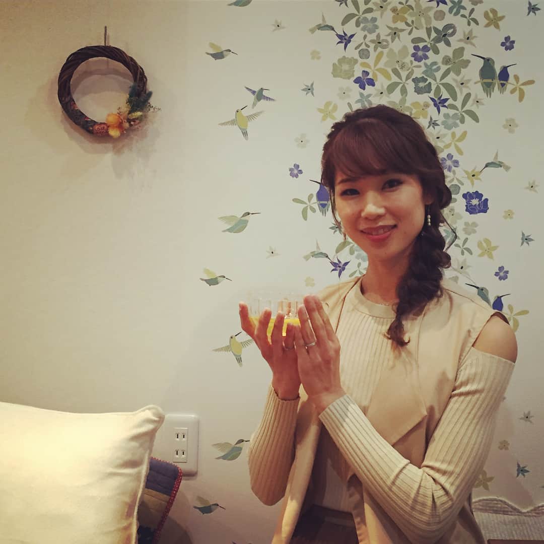 中村祥子のインスタグラム：「毎週金曜よる10:54から スマイルすきっぷ〜明日の元気をフルチャージ！〜 …ということで今回私は花小金井駅の「Flower natural food cafe」に行ってきました🌷✨🤗 @flower_naturalfoodcafe  ドライフラワーに囲まれた中で 頂いたお食事がとっても可愛らしくて美味しく、オーガニック野菜が身体にとってもいい👍👍👍 そして、ハンドメイドのレモネードが忘れられないほど美味しかった☺️❤️ 米粉のクッキーもお土産に頂きました🙇✨ 絶対にまた行きます‼️今晩のスマイルチャージ、是非見て下さいね🤗  最近のクッキング😋シュガーレディのアジ丼がとても美味しい‼️簡単に作れてお腹空いてお菓子を食べようとする息子にすぐに作ってあげられて、息子も大満足😉 そして、最近はまったMeijiのチョコは、ビターなのにヘーゼルナッツがあいだに入っているので、ほんのりの甘さ☺️がちょうどいい❤️ リハーサルの合間にも、もちろんちょうどいい💪😁 #shokonakamura #スマイルチャージ #flower #natural #food#cafe #シュガーレディ #meiji #チョコレート」