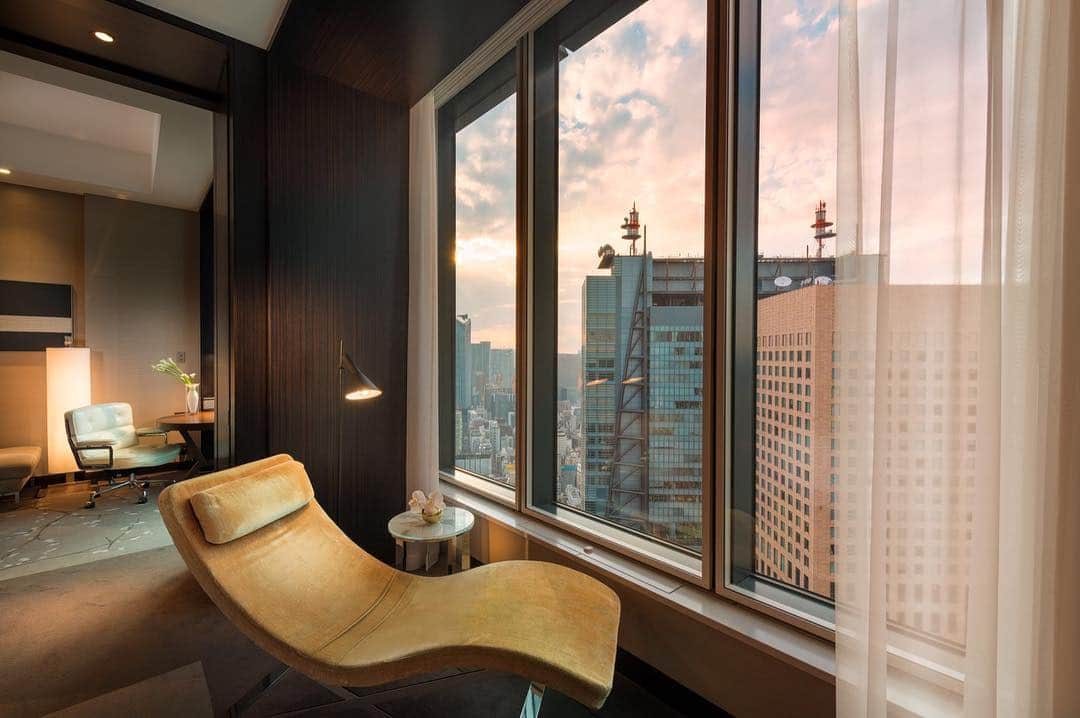 Conrad Tokyoのインスタグラム：「シティスイートからの夕暮れ。すてきな金曜日の夜を。 Have a wonderful Friday evening!  http://www.conradtokyo.co.jp/ #コンラッド東京 #ホテル #汐留 #東京 #日本 #新橋 #銀座 #金曜日 #夜 #夜景 #週末 #ConradTokyo #StayInspired #Conrad #hotel #Tokyo #Japan #Shiodome #Shinbashi #Ginza #Friday #evening #东京康莱德酒店 #콘래드도쿄」