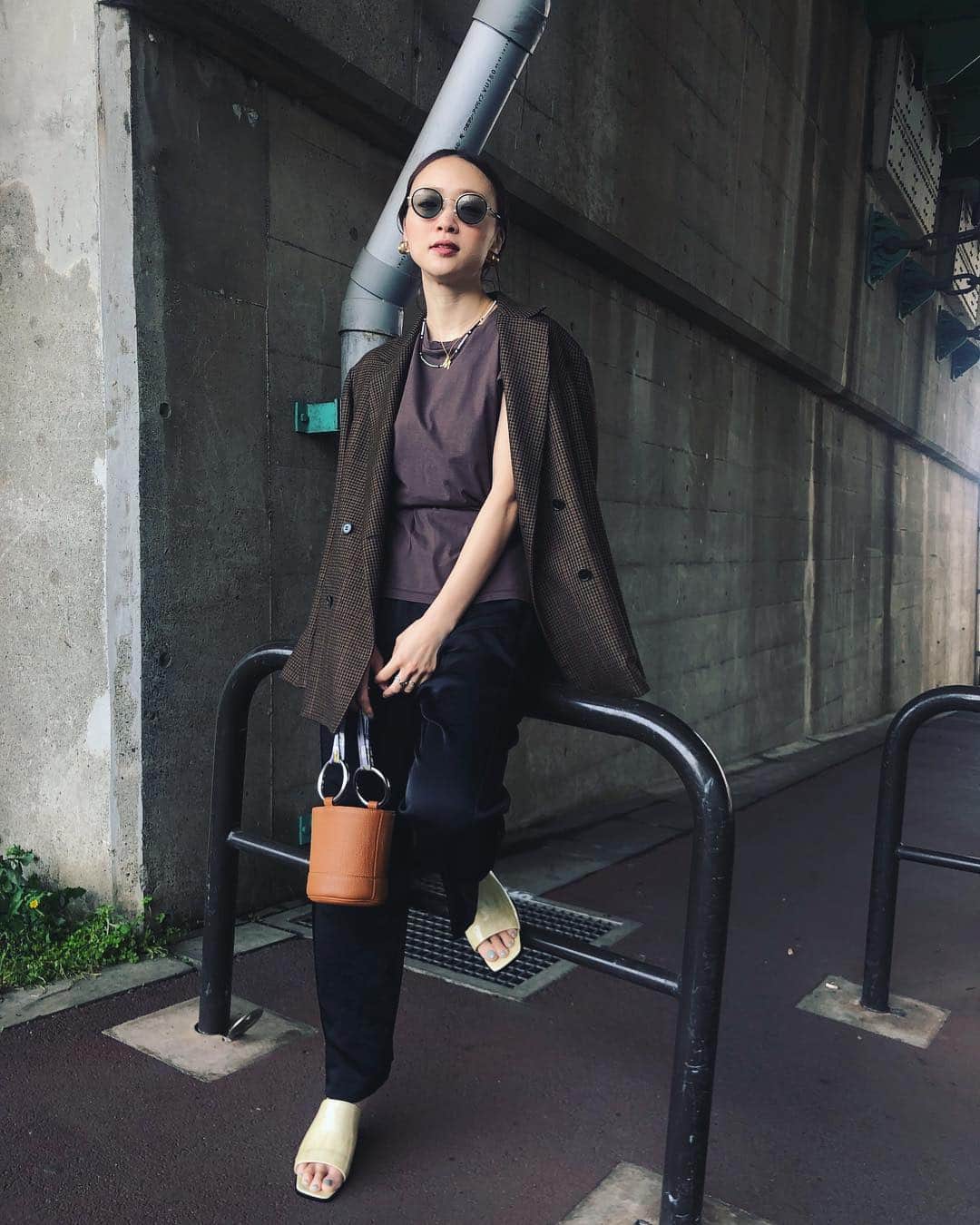 野尻美穂のインスタグラム：「あったかいからサンダルデビュー👡 今年は白系のサンダルがとても気分。 #untishold  #sandals」