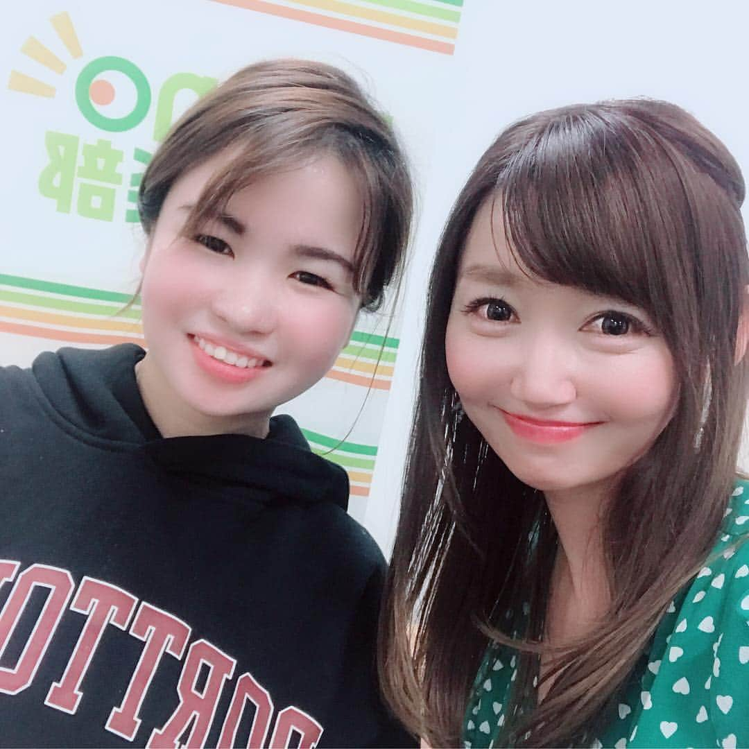 開高明日香さんのインスタグラム写真 - (開高明日香Instagram)「かわいいひと💗 ポジティブだけが取り柄な私も、春は何故か出逢いよりも別れに重きをおいてしまい、ショボンとなりがちだったり。 でも今年もステキな出逢いがありました❤️ monoモノ倶楽部に新しいディレクターさん💗 どうしても男性率が高くなってしまいがちなこのお仕事。 女性が一人増えるだけで、とっても華やかに🌸 happy❤️ #真っ白でフワモチなお肌の持ち主 #ほっぺに触れたくて仕方ない衝動に駆られる #いつか触っちゃお❤️」4月19日 17時49分 - asukakaiko