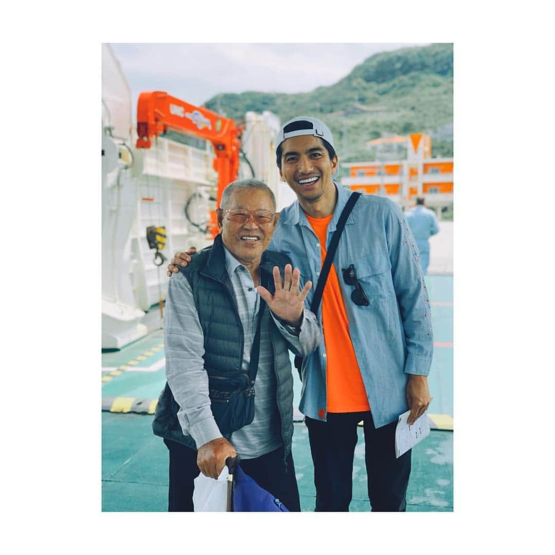 幸太さんのインスタグラム写真 - (幸太Instagram)「Island lover  今回の弾丸沖縄で最初に行ったのは、神の島・久高島  前回行った時に、なんかフィーリングが良かった場所なんだよねー😊  そんな久高島に行くフェリーに間に合わなくて2時間弱待つ事になり…そこで出逢ったオジィ  90歳だって思えない元気さと見た目だけど、話す言葉がキュンキュン来る…  話を聞く限り若い頃からスゲー働き者らしいし、温かいし、色んな言葉を重くするその手…  フェリーに乗り遅れたからこそ、あの出逢いと時間があったんだよね〜☺️ 偶然は必然…やっぱり旅の出逢いは素晴らしい‼️ #trip #travel #okinawa #islandlover #kotabi #naturelove #model  #幸旅 #旅マニア #沖縄 #久高島 #出逢いに感謝 #オジィの手 #オジィの話 #島人 #モデル #サーファー #幸太 #何もないが贅沢」4月19日 17時49分 - kotawave