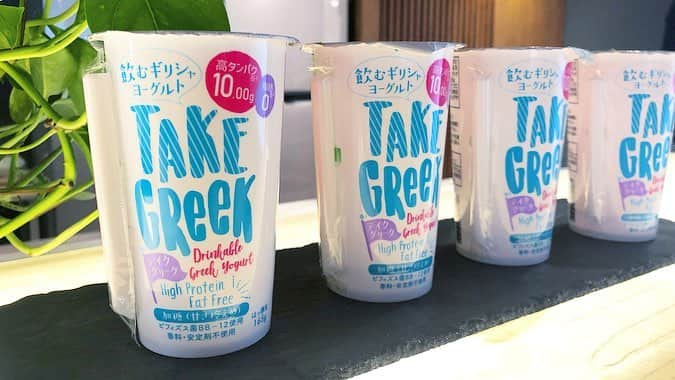 坂井雪乃さんのインスタグラム写真 - (坂井雪乃Instagram)「FiNC×ドン・キホーテ 飲むギリシャヨーグルト【TAKE GREEK】が発売されました🐮💛 . FiNCアンバサダーの 星野春香さん HALUさん 三和由香利さん mieyさん が想いを込めて女の子の嬉しいを詰め込み開発したTAKE GREEK❣️ 甘さ控えめ、高タンパク、脂肪0✨✨ しっかりした飲みごたえでお腹も満たされ嬉しいがいっぱい💖 ドン・キホーテで158円+taxで発売中🌸 . 出演させていただいたCMもチェックしてみてね👀💓 だいすきなメンバーでの撮影風景も🥰🙏✨ スライド👉👉♡ . #飲むギリシャヨーグルト  #FiNC  #ドンキホーテ #トレーニング  #ダイエット #健康  #美脚トレーナー 🤸‍♀️👠💖✨」4月19日 17時54分 - yukino_sakai