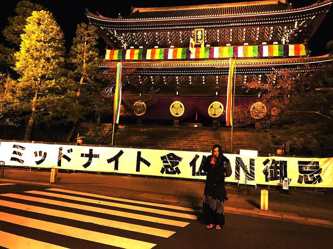 KenKenのインスタグラム：「素晴らしい名月の夜に、今年も行ってきましたよ、知恩院さんのミッドナイト念仏へ。 素晴らしい。素晴らしいが過ぎる。 色々と謝り倒してきました。 救われましたありがとうございました。 これからも、このまま続きますように。」