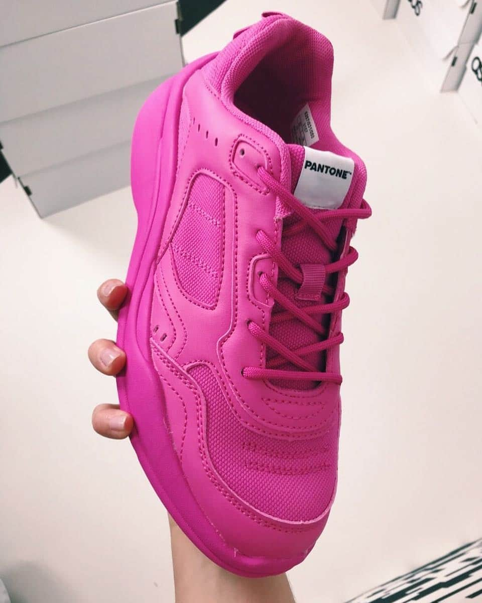 ASOSさんのインスタグラム写真 - (ASOSInstagram)「ICYMI, this week's Sneakers in 60 Seconds is now on IGTV feat. these babies 👟 📸 @ttfinlay 🔎 Bershka x Pantone trainers in neon pink (1453414) 🗣 Image description: a neon pink Bershka x Pantone trainer」4月19日 17時56分 - asos